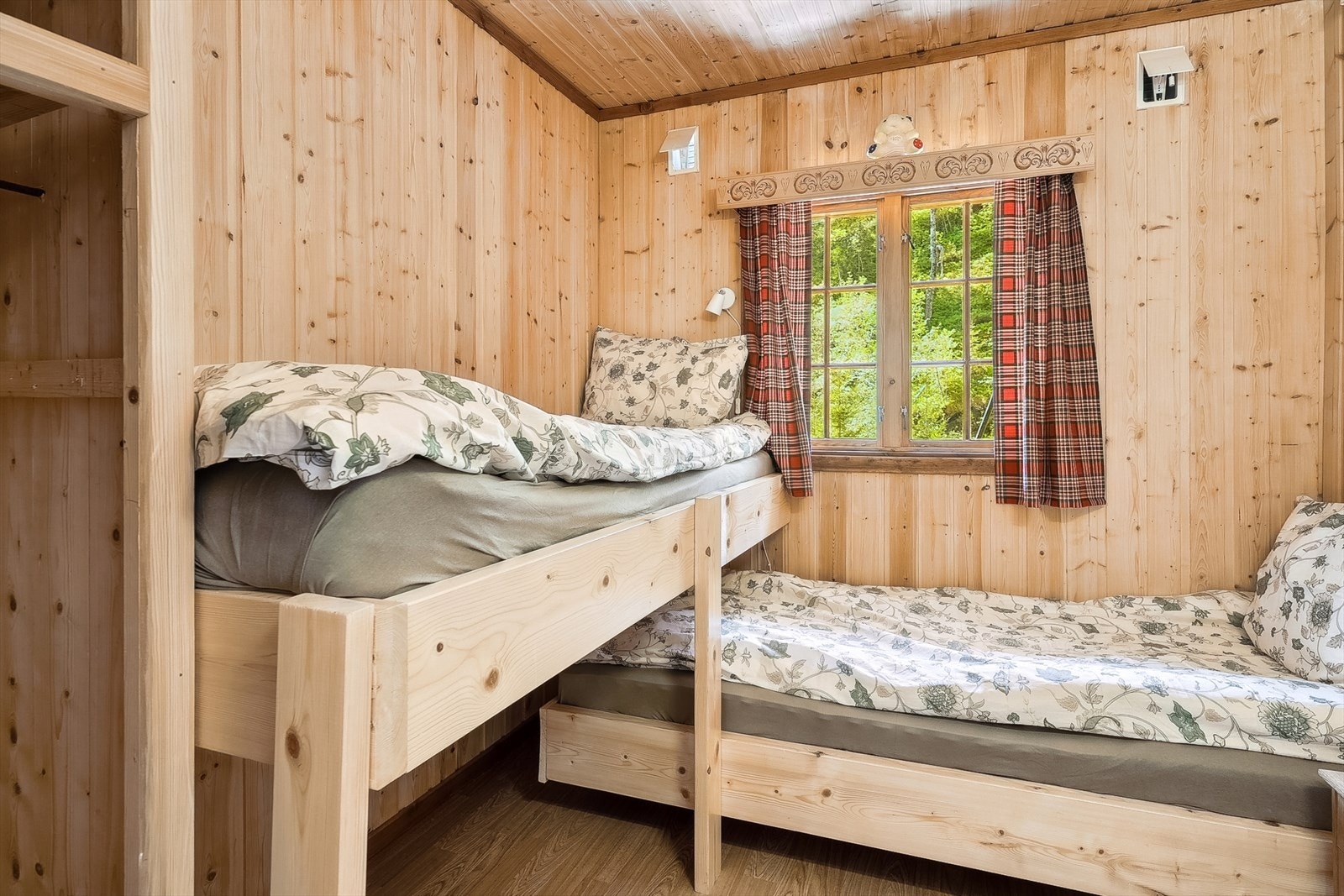 Soveromma i 1. etasje har plassbygde sengar for god utnytting av kvadratmeterane, og er perfekte som barnerom. Galleribilde