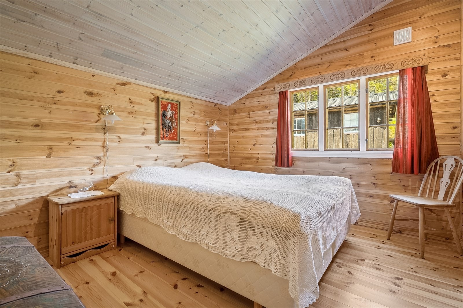 Soveromma i 2. etasje er av særs god størrelse, med god plass til dobbeltseng og øvrig møblement. Galleribilde