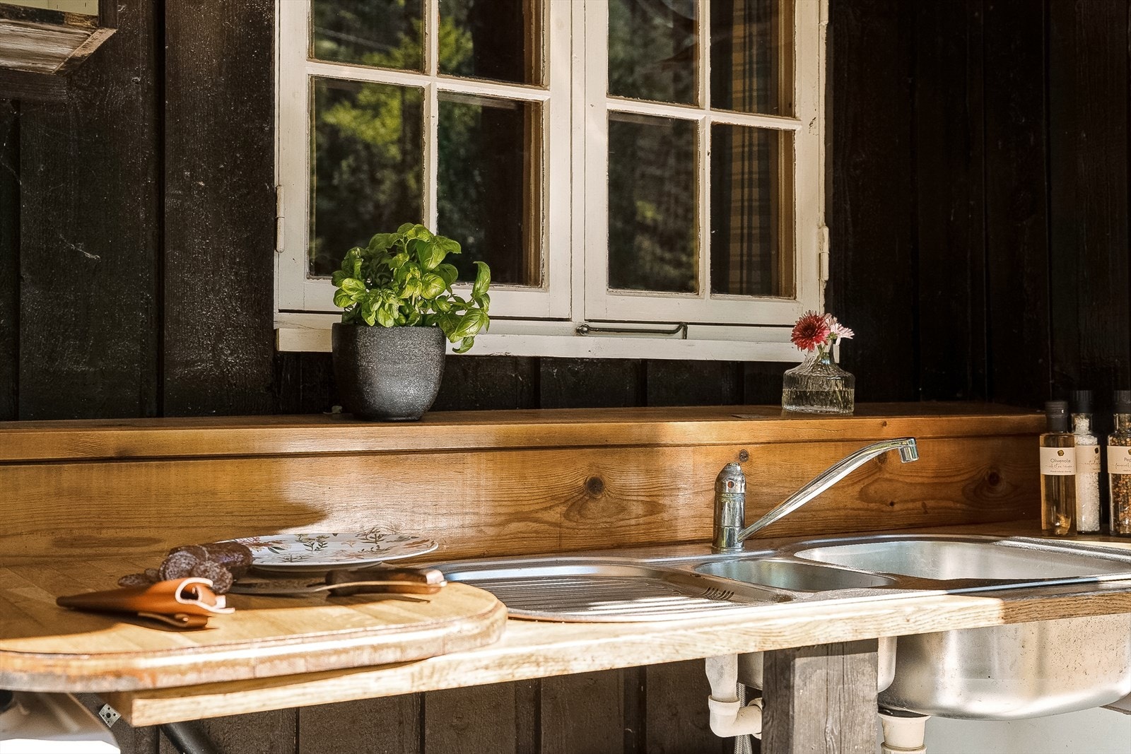 På fine sommardagar er det kjekt med moglegheita til å kunne tilberede måltida utandørs, slik at ein kan vere ute frå morgon til kveld. Galleribilde