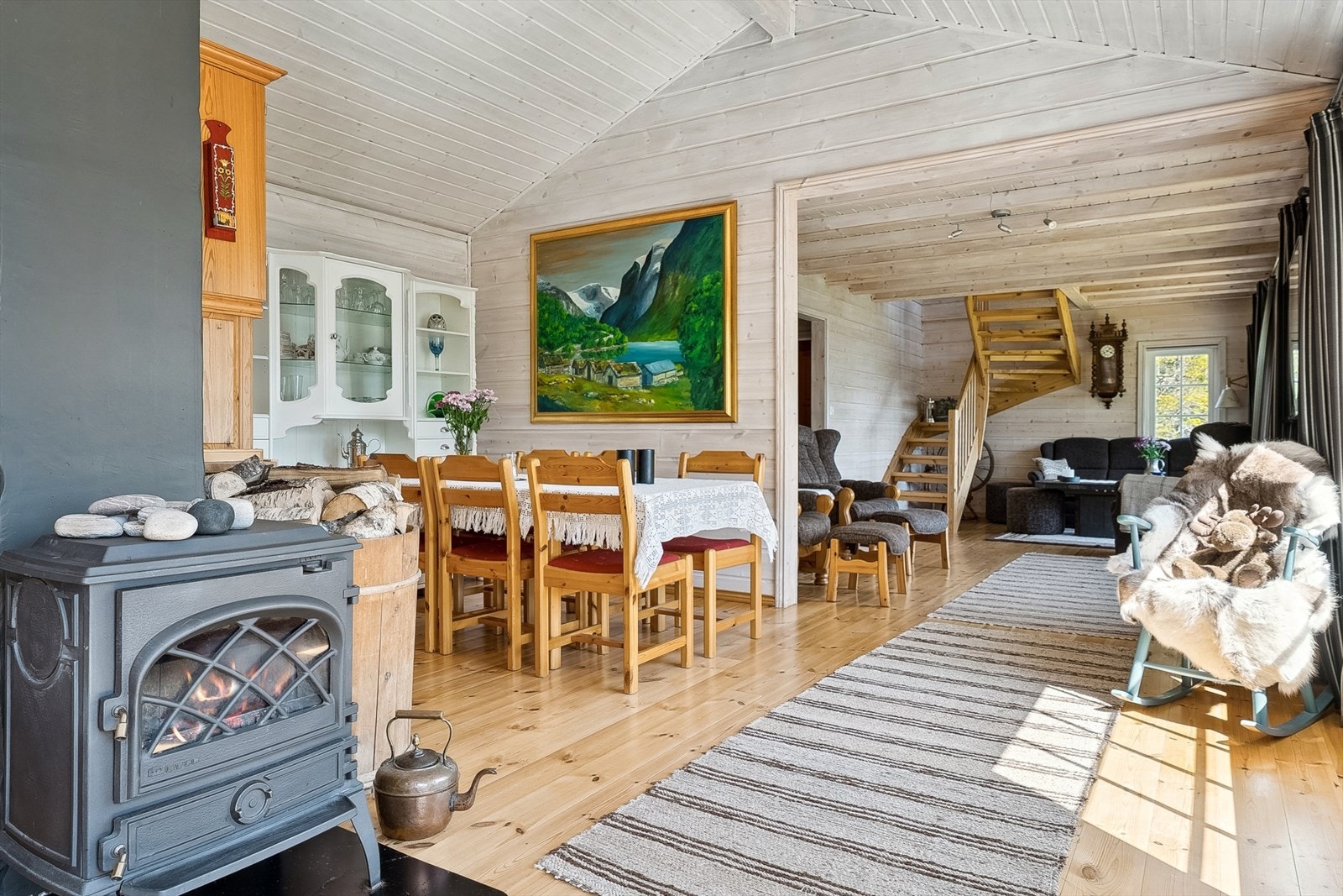 Velkomen inn! Hytta har mønt himling i den eldste delen, som gjev god takhøgde og luftig atmosfære. Galleribilde