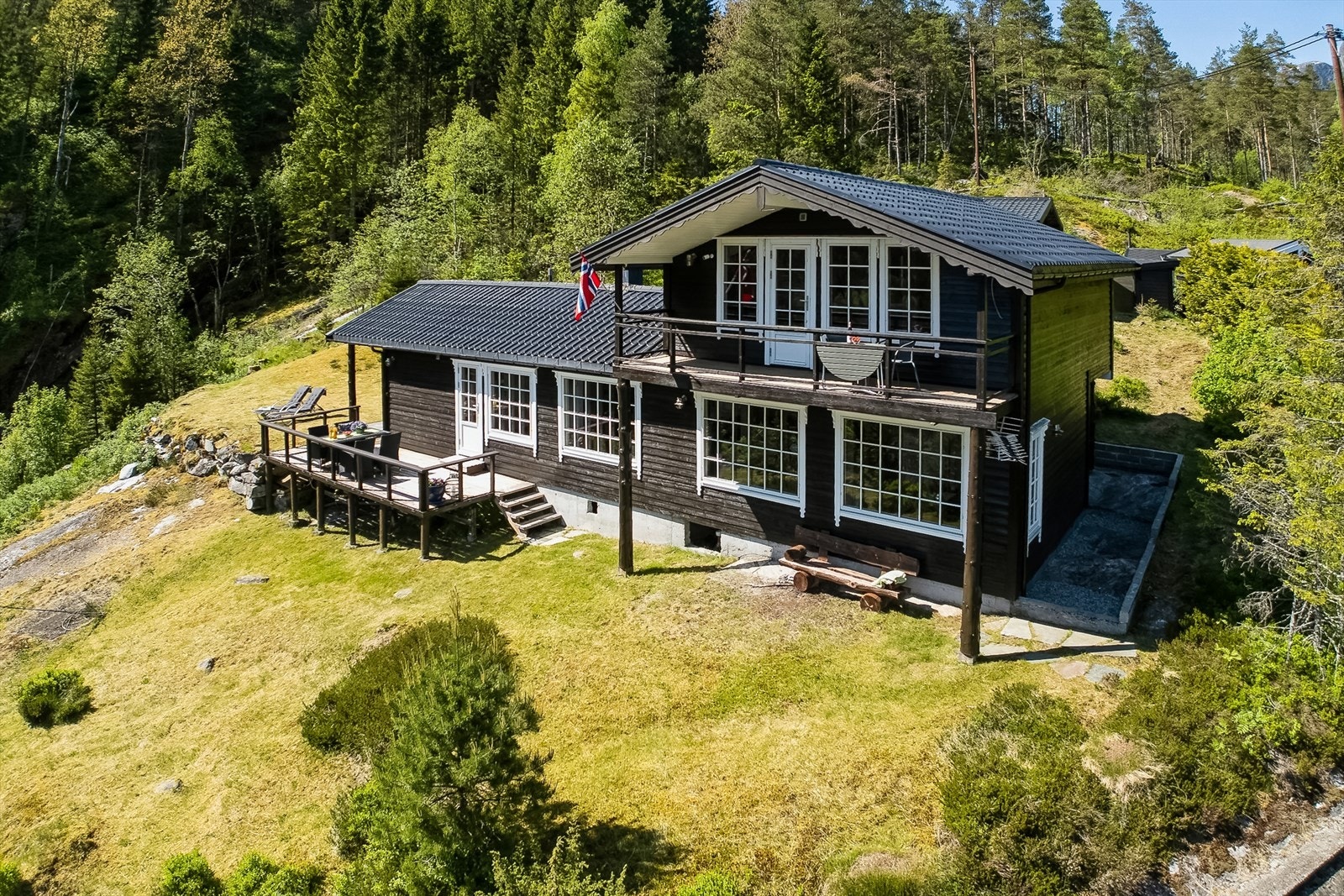 Her finn du ei innhaldsrik og spennande hytte, med god plass til heile storfamilien eller fleire generasjonar! Hytta er opphavleg oppført i 1975, med tilbygg frå 2006. Galleribilde