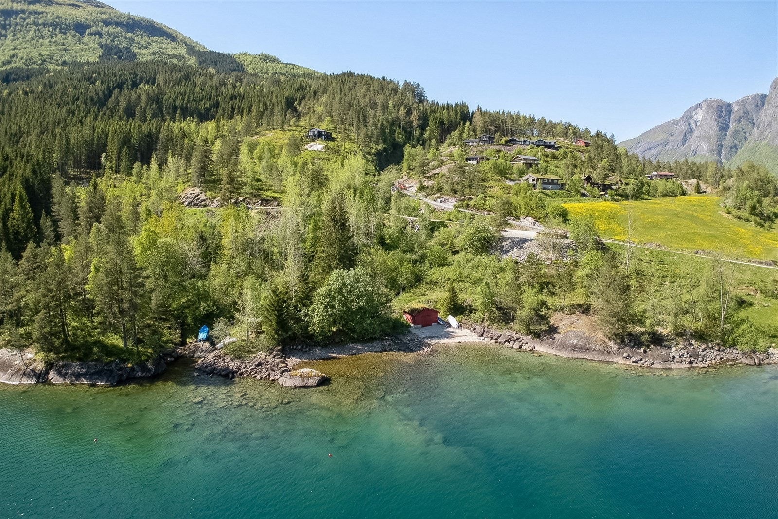 Ein disponerer også halvparten av eit bygg nede ved vatnet, der det blir lagra fiskeutstyr, båtmotor og diverse utstyr, samt moglegheit til å ha båt liggande. Galleribilde