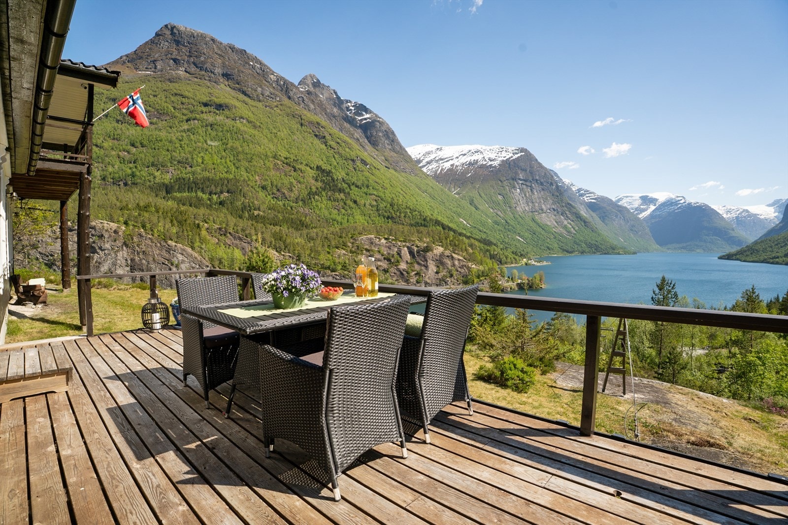 Hytta ligg nydeleg plassert i naturskjønne og idylliske omgjevnadar, omkransa av majestetiske fjell og djupe fjordar. Galleribilde