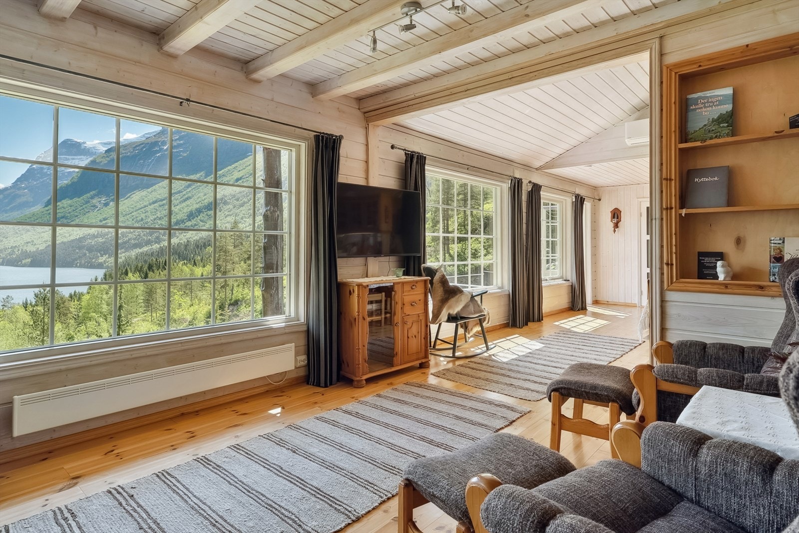 Med ca. 4 km til Loen, har ein enkel tilgang til daglegvarebutikk, ladestasjonar, kollektivtransport og kjende aktivitetstilbod som Loen Skylift/Hoven, Alexandra Bad & Spa og Loen Stadion med mellom anna sandvolleyball og fotballbane. Galleribilde