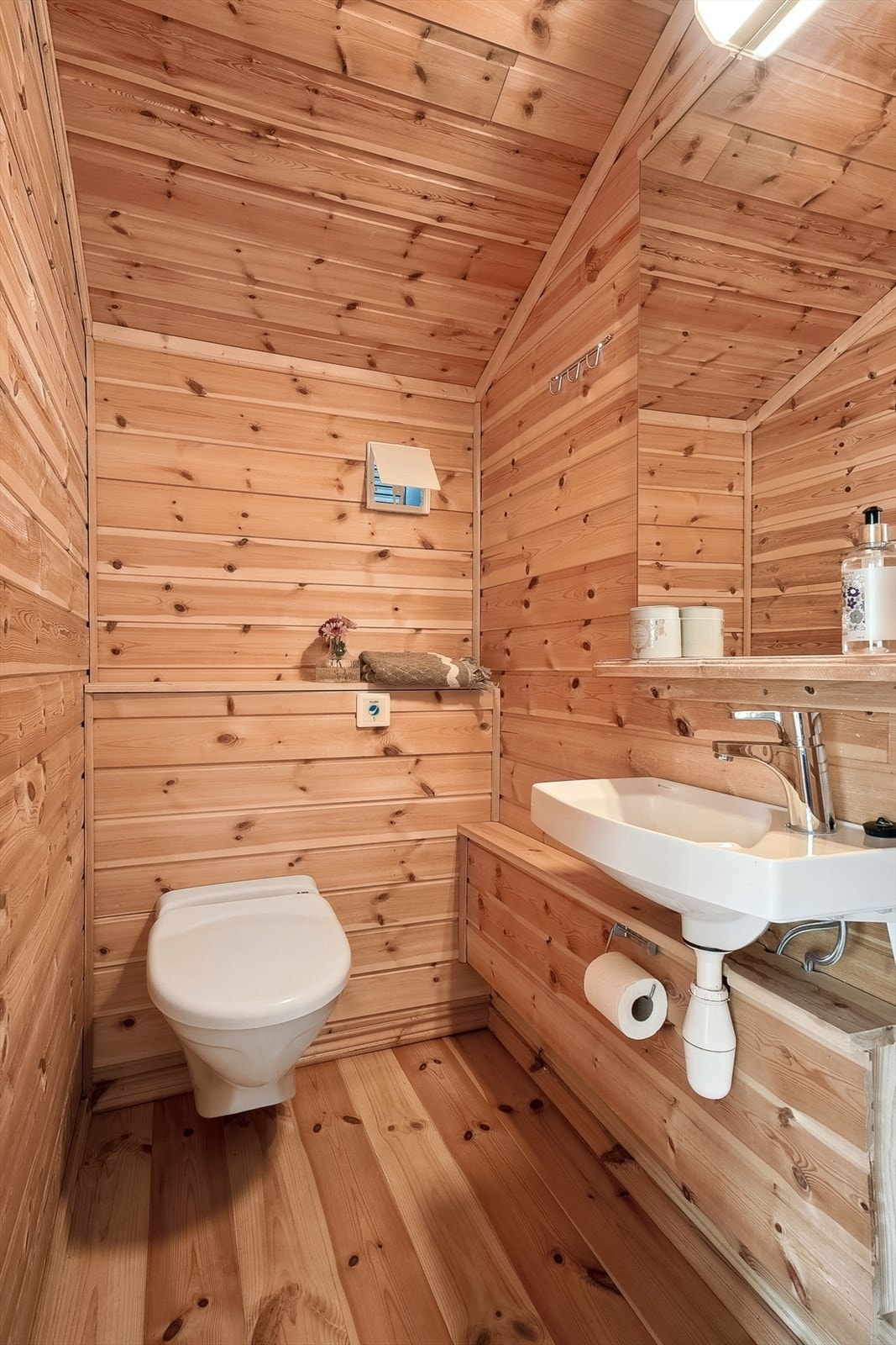 Hytta har gode og funksjonelle løysingar, med mellom anna toalett i begge etasjar. Galleribilde