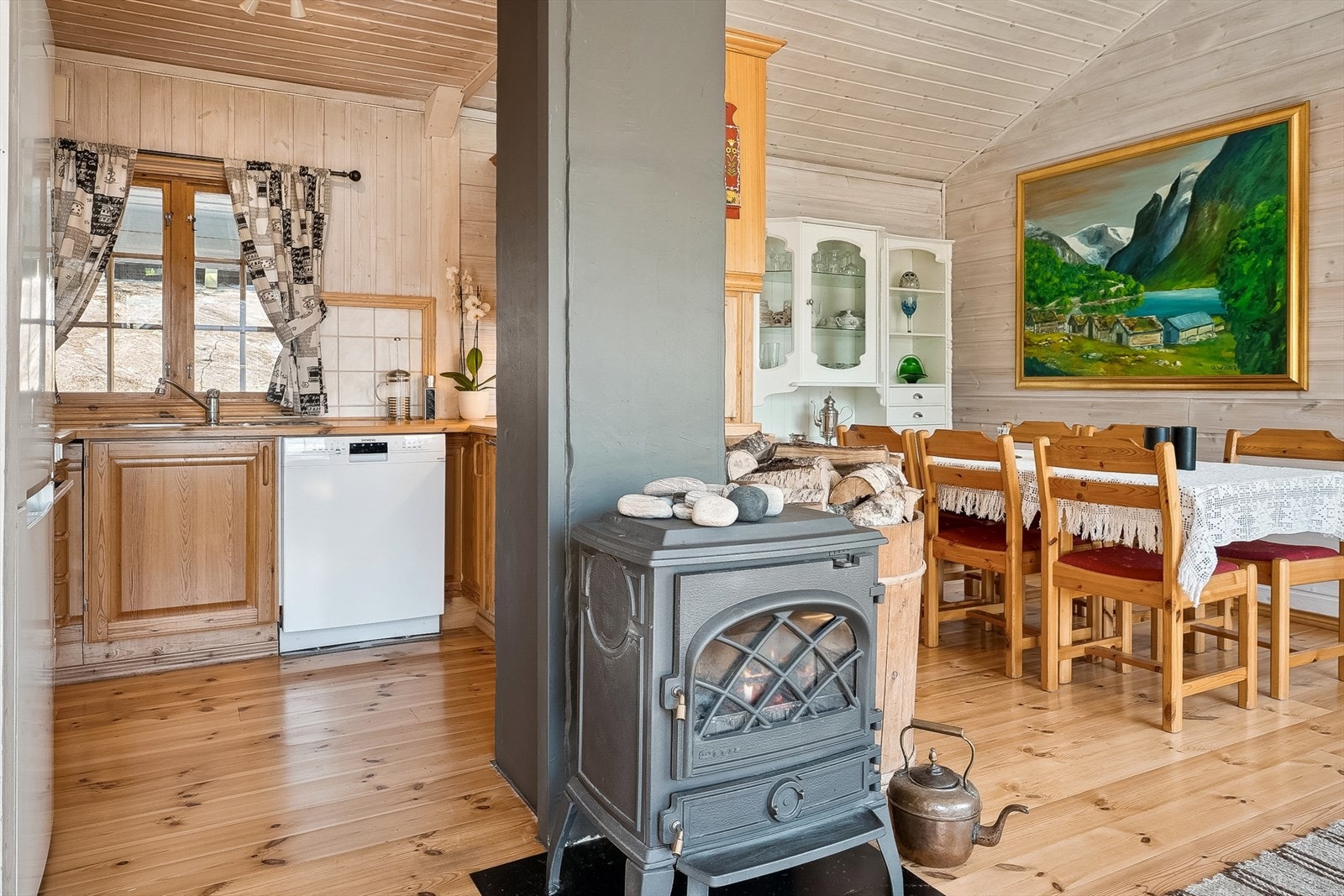 Koseleg kjøkkenkrok i U-form, med god skap- og benkeplass. Galleribilde