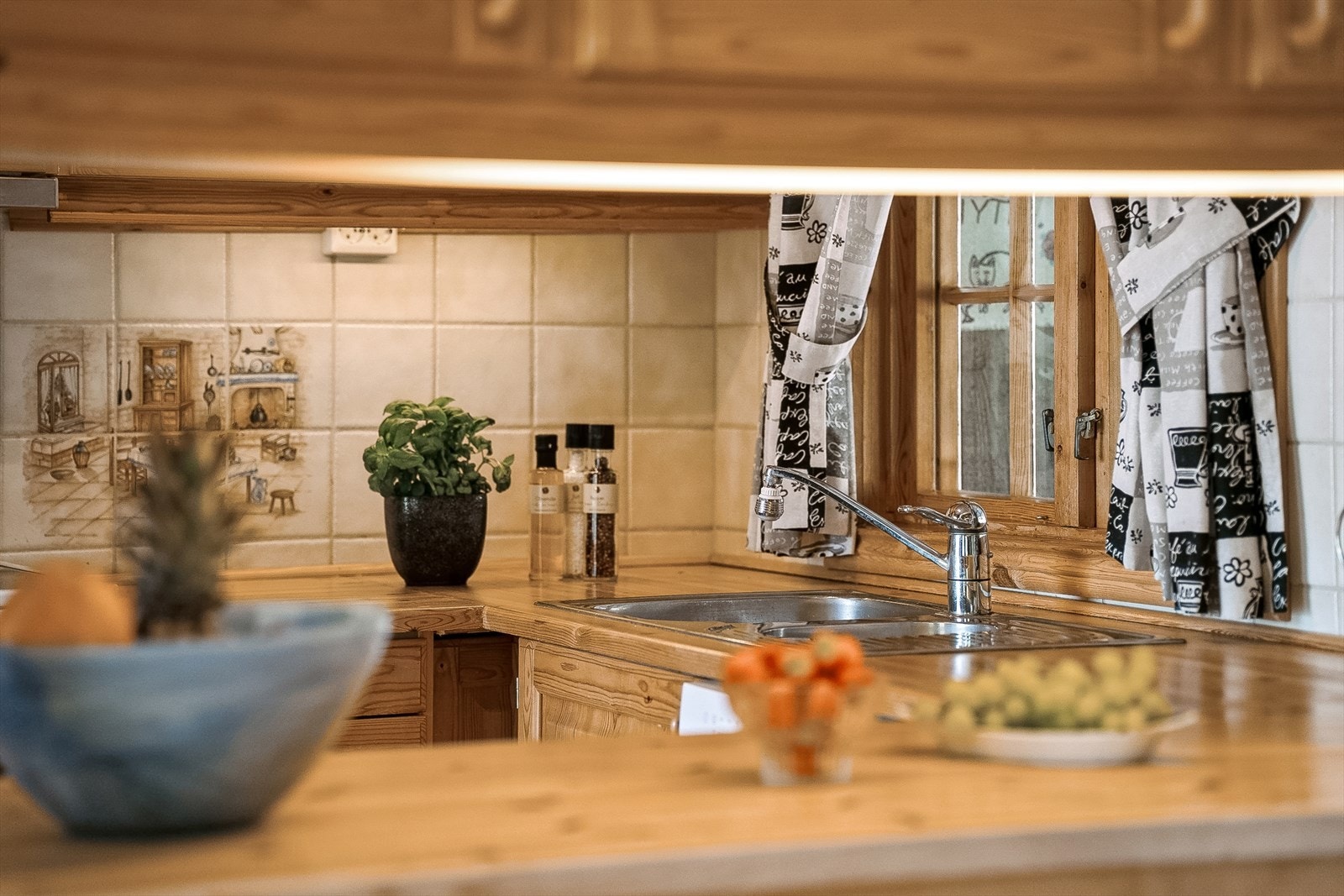 Løysinga gjer at ein kan holde praten i gang med gjestene samtidig som ein kokkelerer. Galleribilde