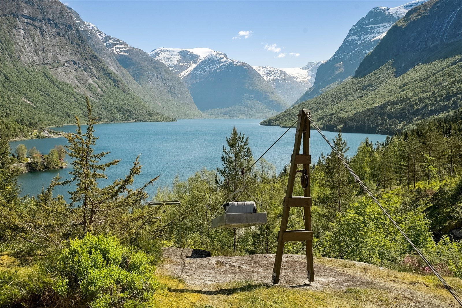 Frå vegen og opp til eigedomen er det anlagt taubane for enklare frakt av matvarer, bagasje og anna ein treng på hytteturen. Galleribilde