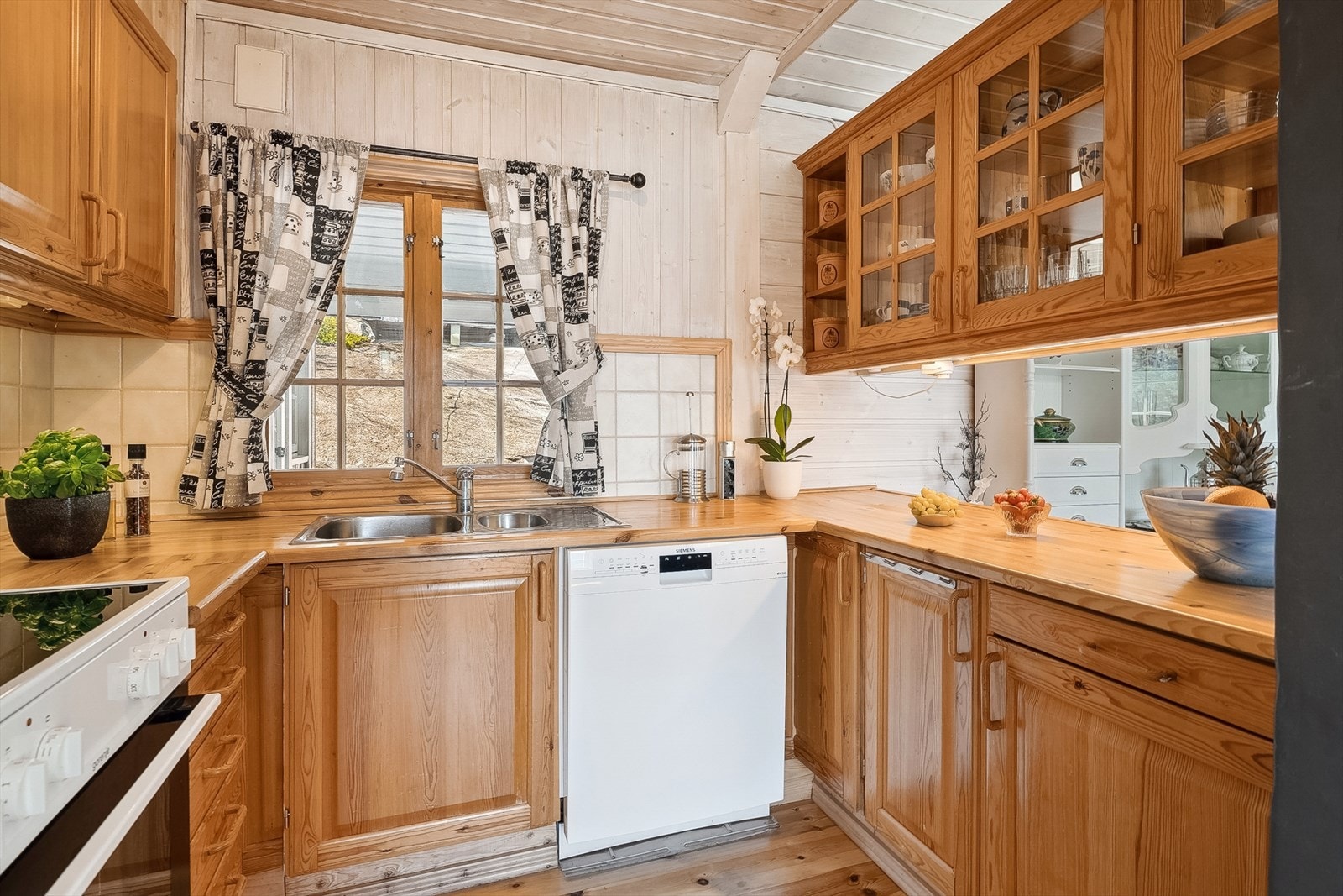 Eit fullverdig kjøkken med alle kvitevarer. Galleribilde