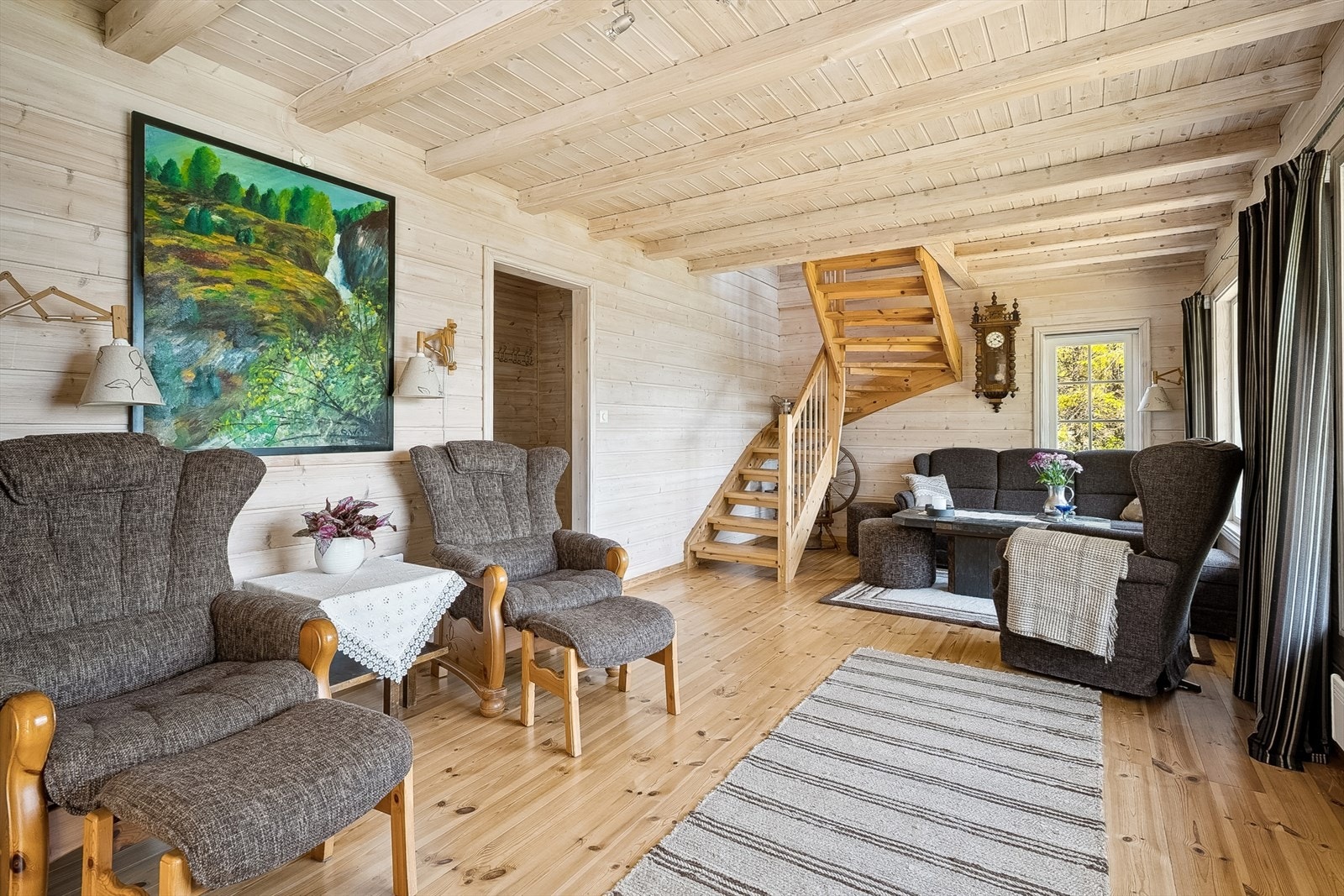 Store, gode rom gjev moglegheiter for innreiing i ulike sosiale soner, og god plass til fleire sitte- og spisegrupper. Galleribilde