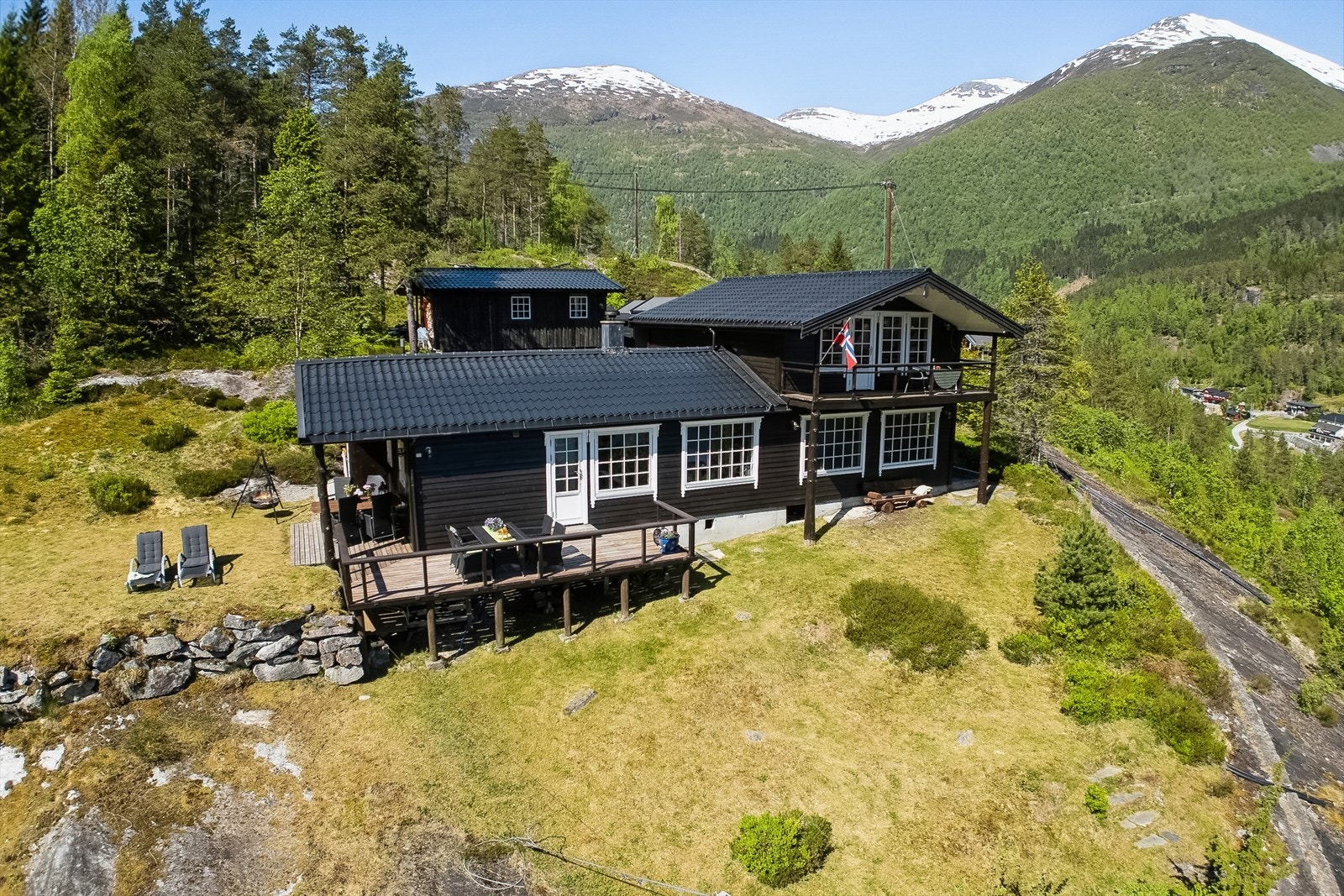 I tillegg er det oppført uthus på om lag 25 m² bak hytta, med god plass for lagring av det ein måtte trenge. Galleribilde