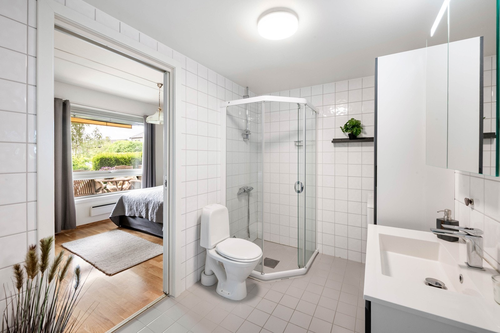 Adkomst til bad både fra gang og hovedsoverom Galleribilde