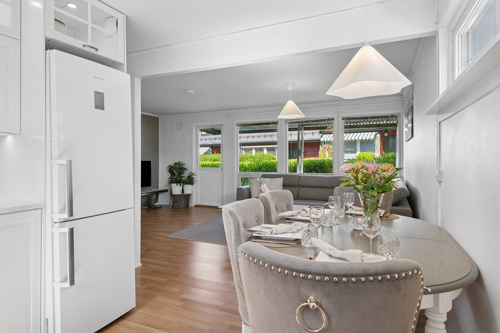 Rommet får rikelig med naturlig lys fra store vindusflater. Galleribilde