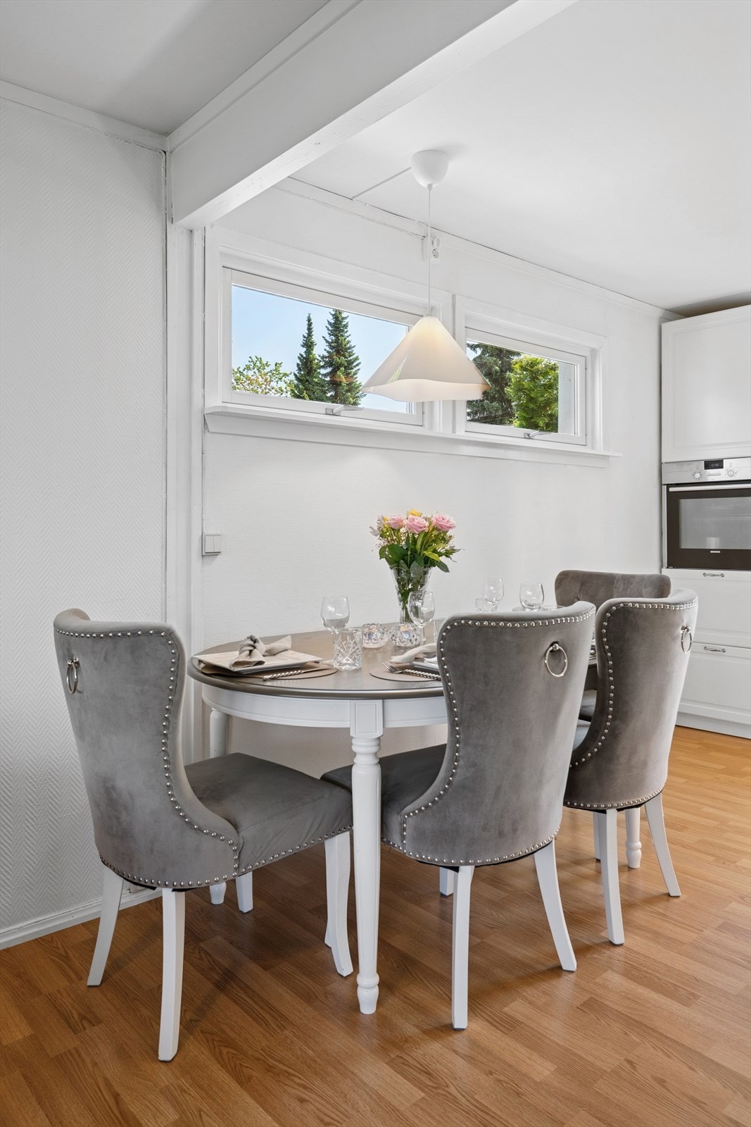 Spiseplassen ligger i direkte tilknytning til kjøkkenet og skaper en naturlig flyt i rommet Galleribilde