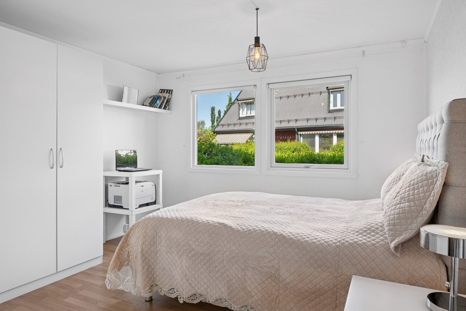 Soverommet er av god størrelse, og har fin plass til dobbeltseng og tilhørende møblement. Rommet har hvitmalte vegger, to store vinduer og inneholder garderobeskap med hvite fronter. Galleribilde