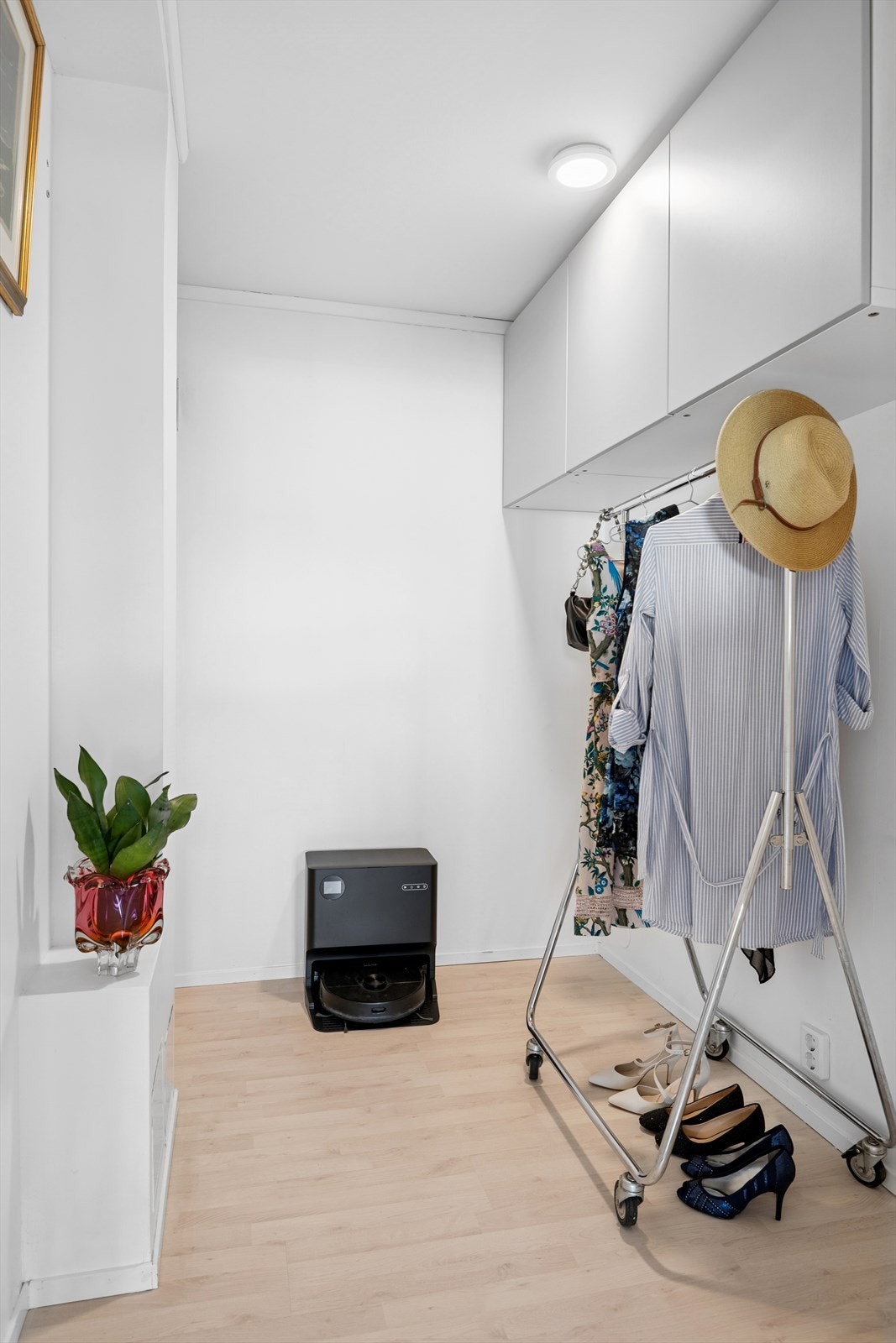 Leiligheten har for øvrig god oppbevaring- og lagringsplass i et omkledningsrom, en innebod og en disponibel utebod. Galleribilde