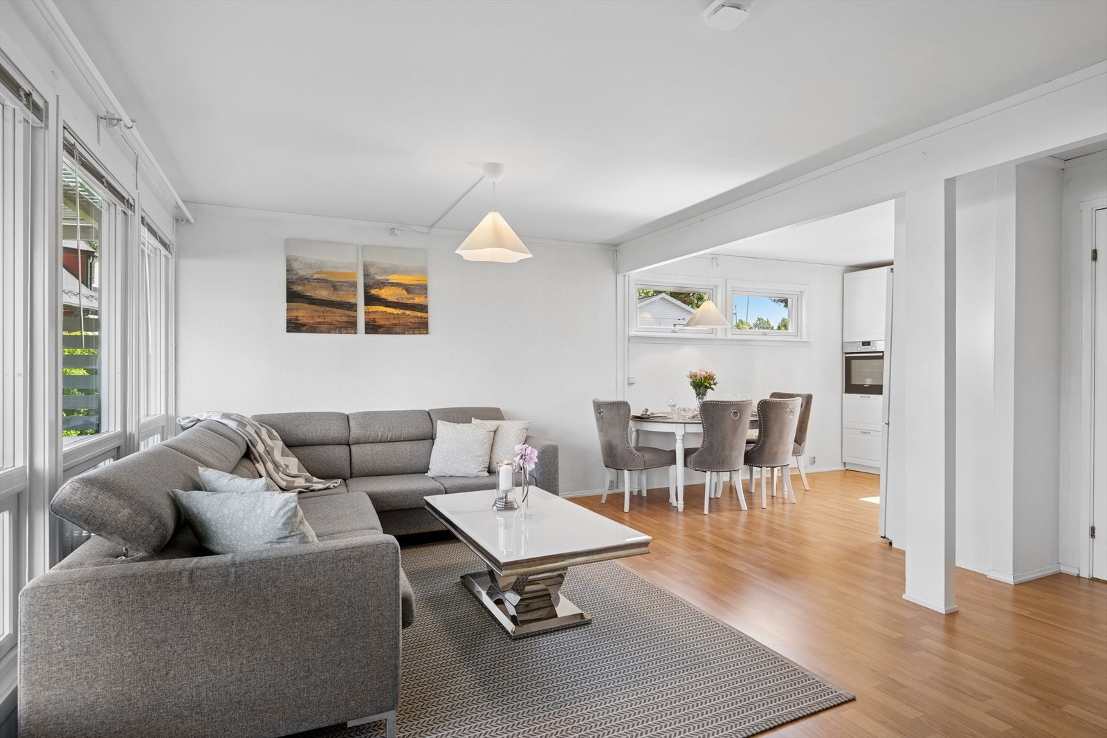 Stuen ligger i åpen løsning med kjøkkenet, og sammen danner de et deilig og lyst allrom med fine, definerte soner for møblering. Galleribilde