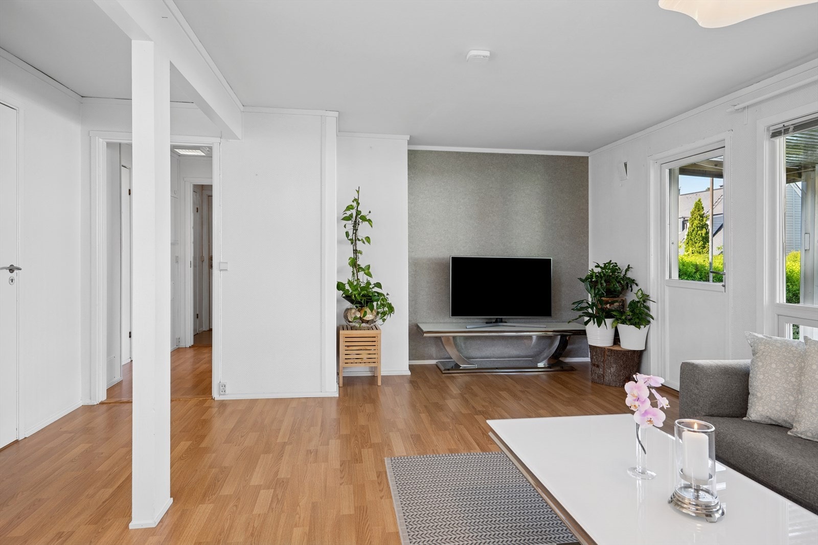 Veggene er hvitmalte og boligen har en gjennomgående fin standarad. Galleribilde