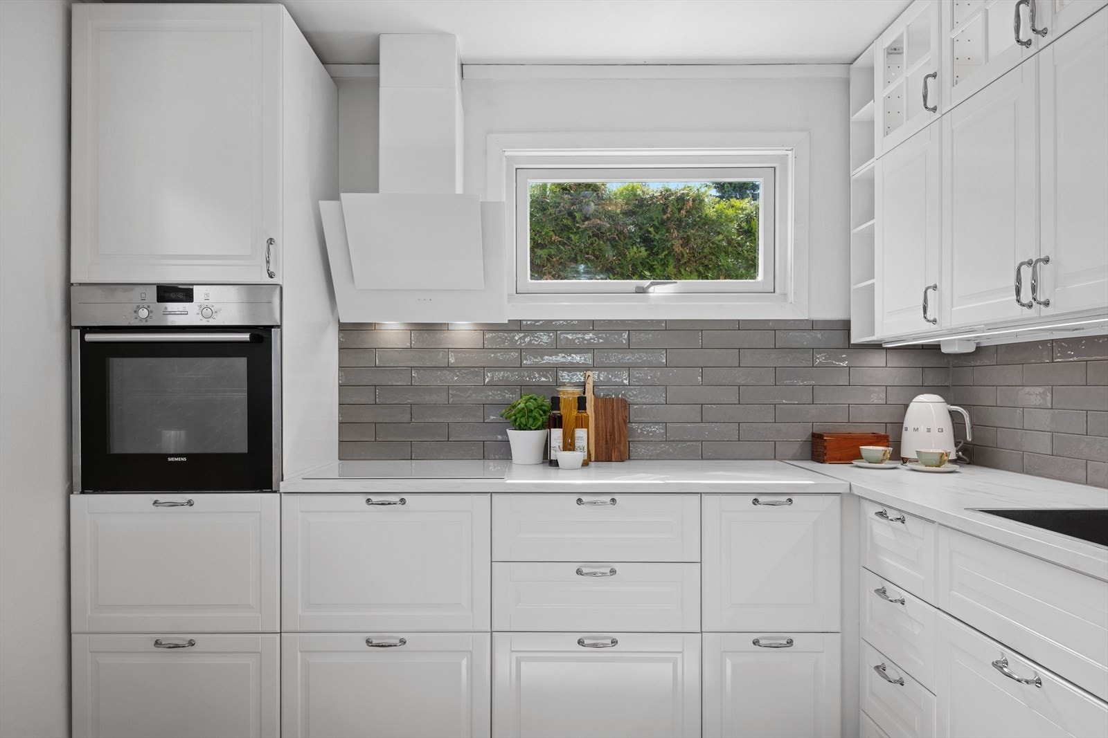 Kjøkkenet var nytt i 2017, og har et arealeffektivt og tiltalende design med god skap- og benkeplass. Galleribilde