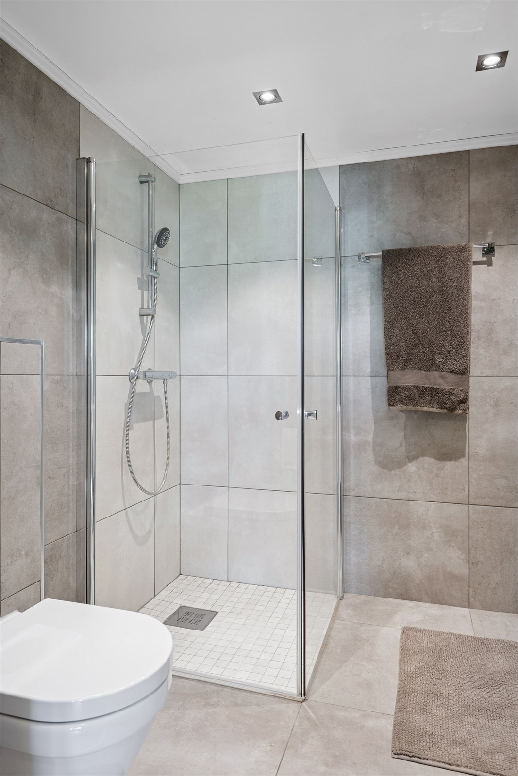 Badet i leiligheten ble total renovert i 2017, og fremstår som delikat og moderne. Galleribilde