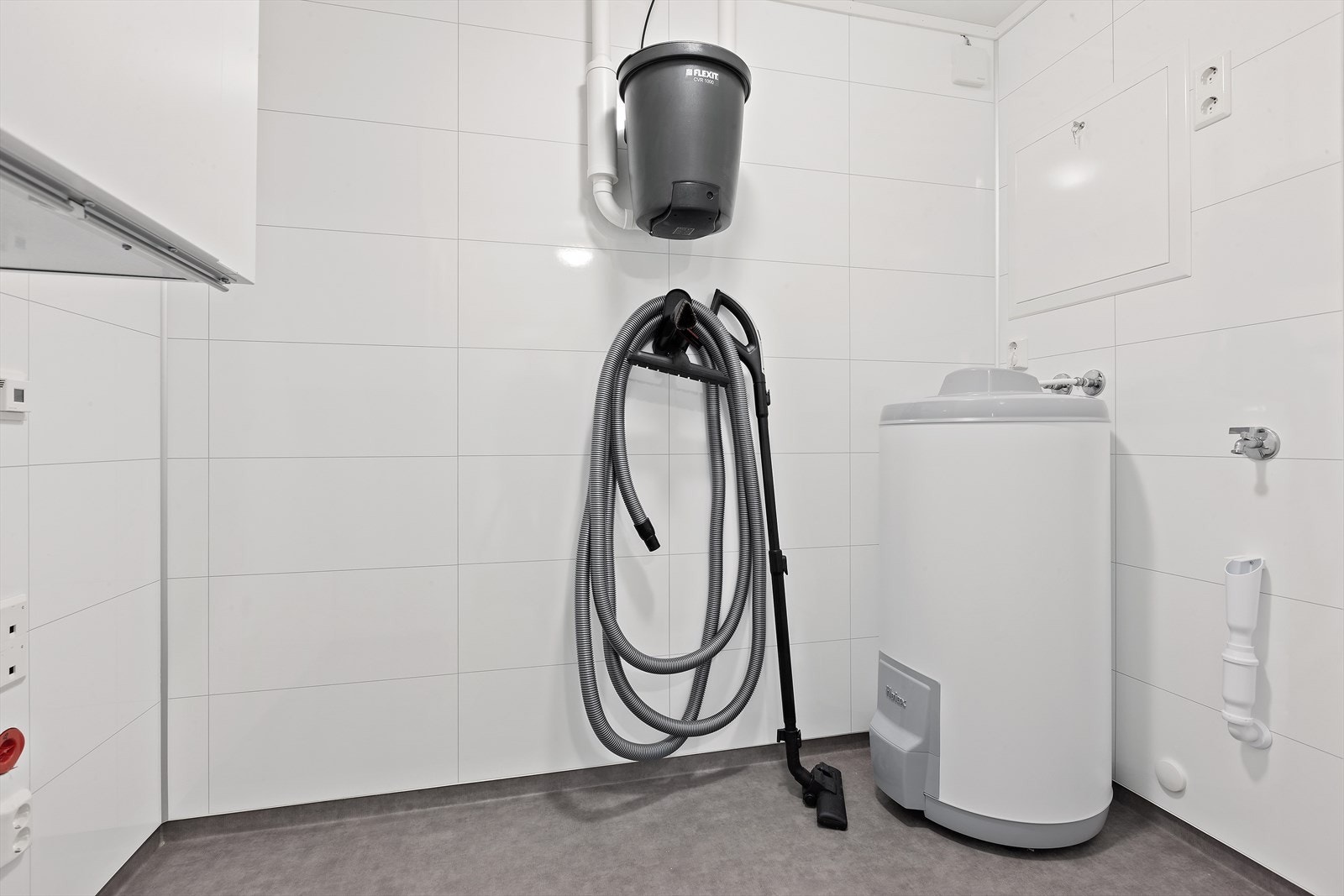 Vaskeromsdel med varmtvannsbereder og opplegg for vaskemaskin Galleribilde