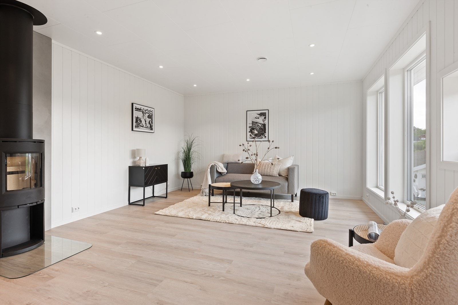 Stue med store vindusflater og utgang til terrasse Galleribilde