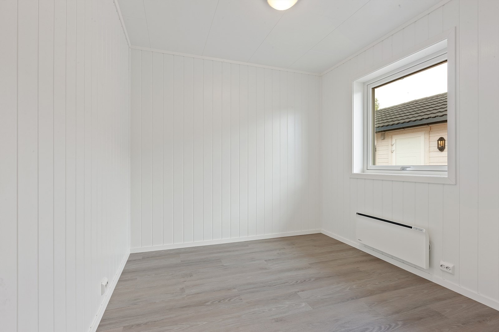 Romslig soverom med plass til dobbeltseng og garderobe Galleribilde