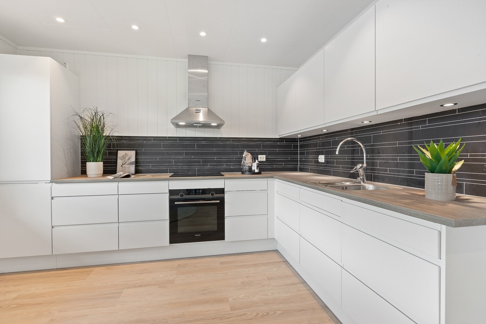 Lys kjøkkenkrok med glatte fronter og laminatbenk Galleribilde