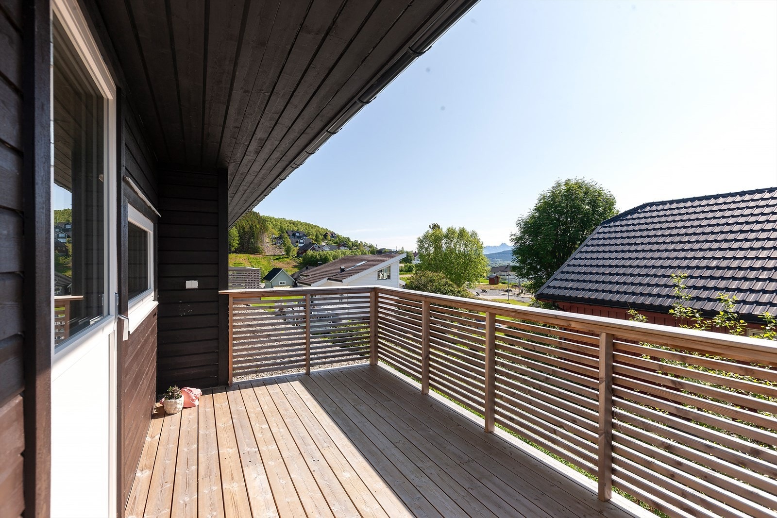 Terrasse med plass til utemøbler - solrikt og lunt Galleribilde