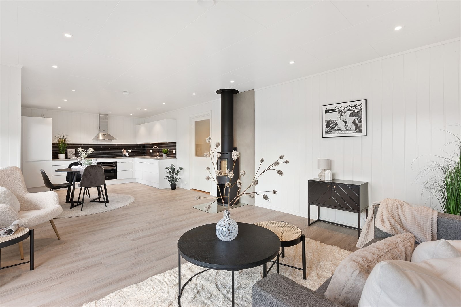 Flott åpen kjøkken- og stueløsning med plass til gode innredningsmuligheter. Galleribilde