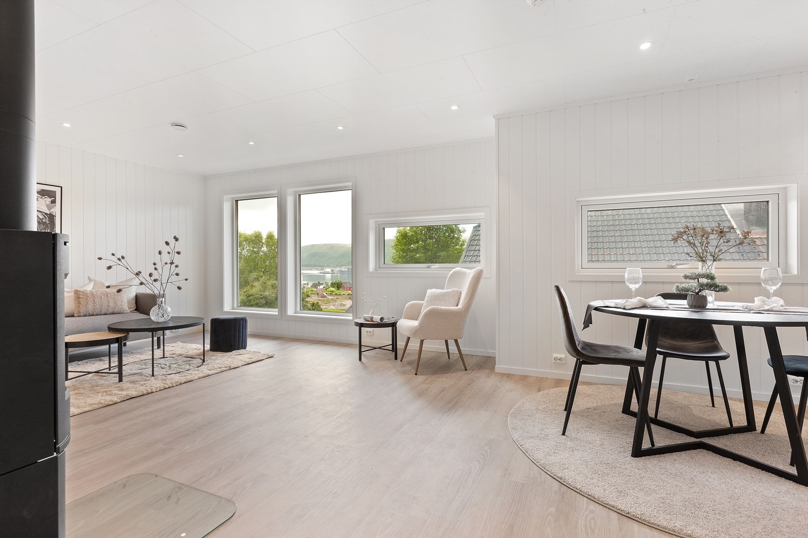 En bladning av høye vinduer og avlange gir en moderne kontrast i boligen. Galleribilde