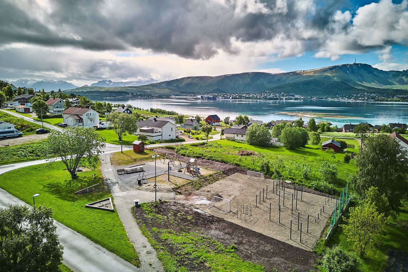 I nærheten er det fotballbane, lekeplass og et utendørs treningsområde. Galleribilde