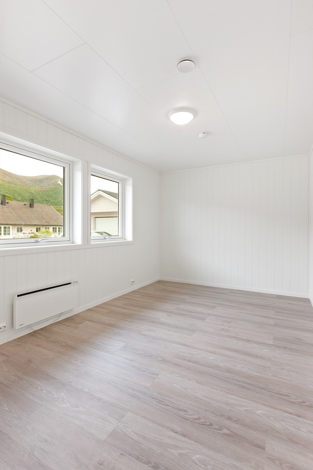 Soverom med nøytrale farger og gode lysforhold Galleribilde