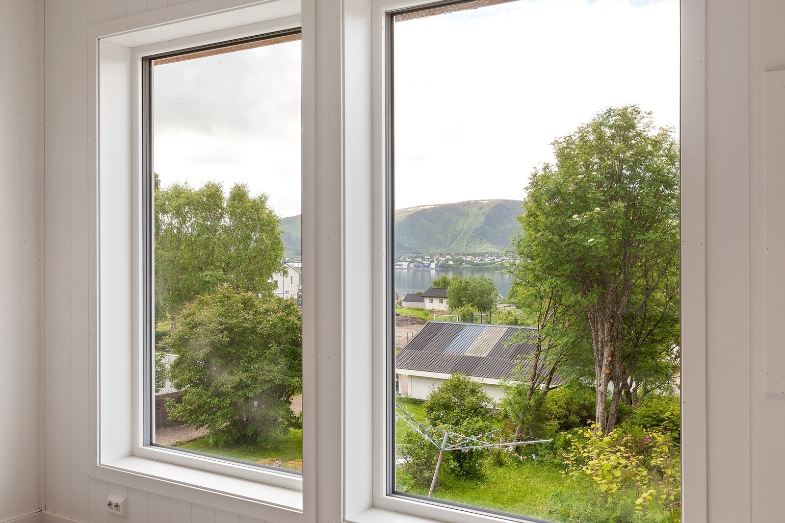 Fra stuen får du fantastisk utsikt over fjorden. Galleribilde