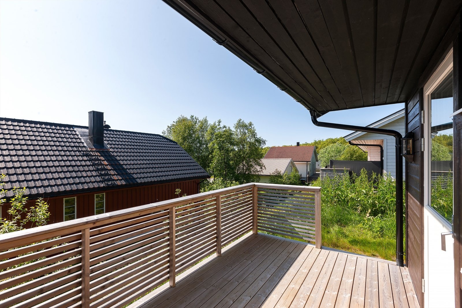 Fasade mot sør -pent opparbeidet tomt med plen Galleribilde