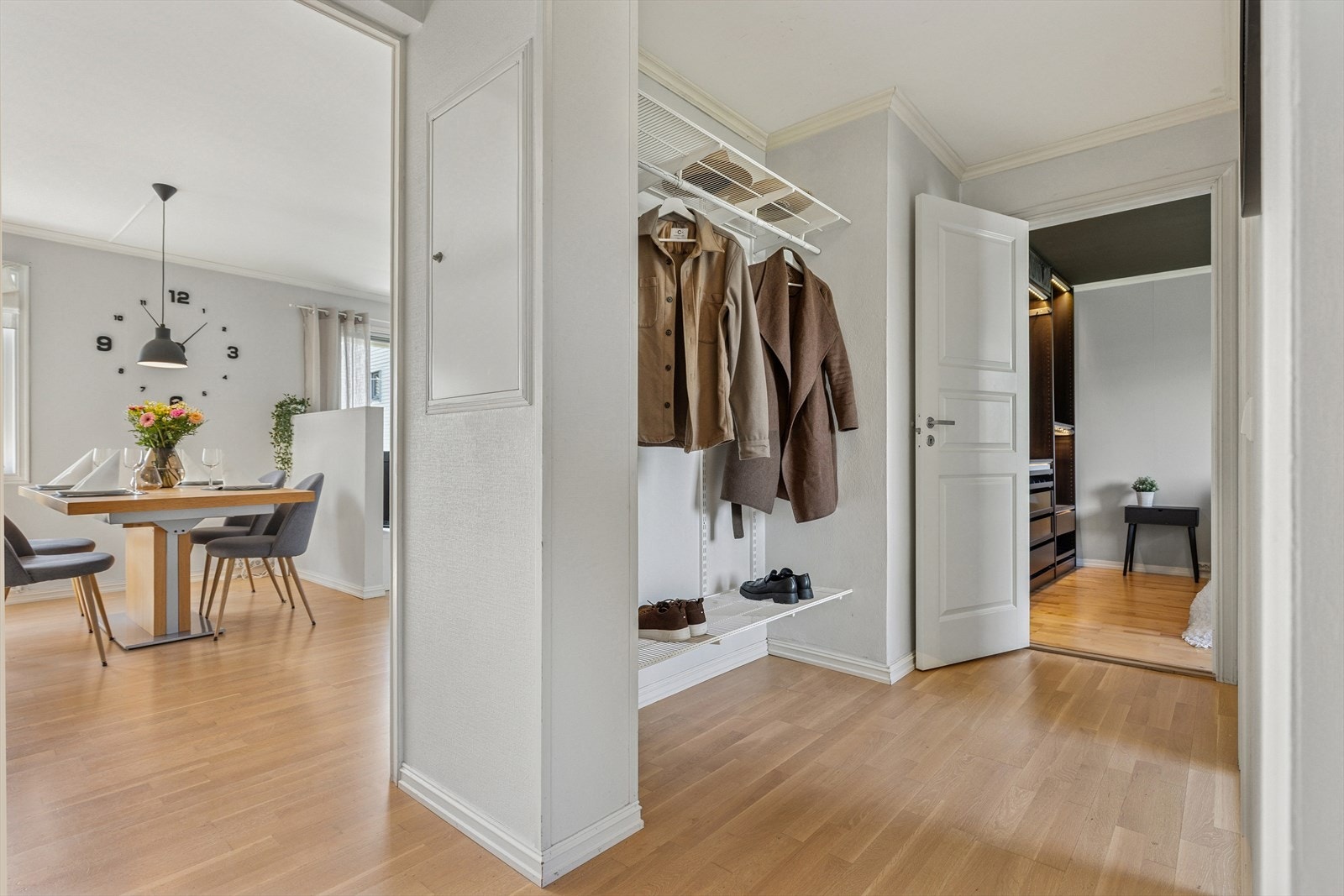 Trivelig og luftig gang med god plass til å henge fra seg ytterklær! Galleribilde