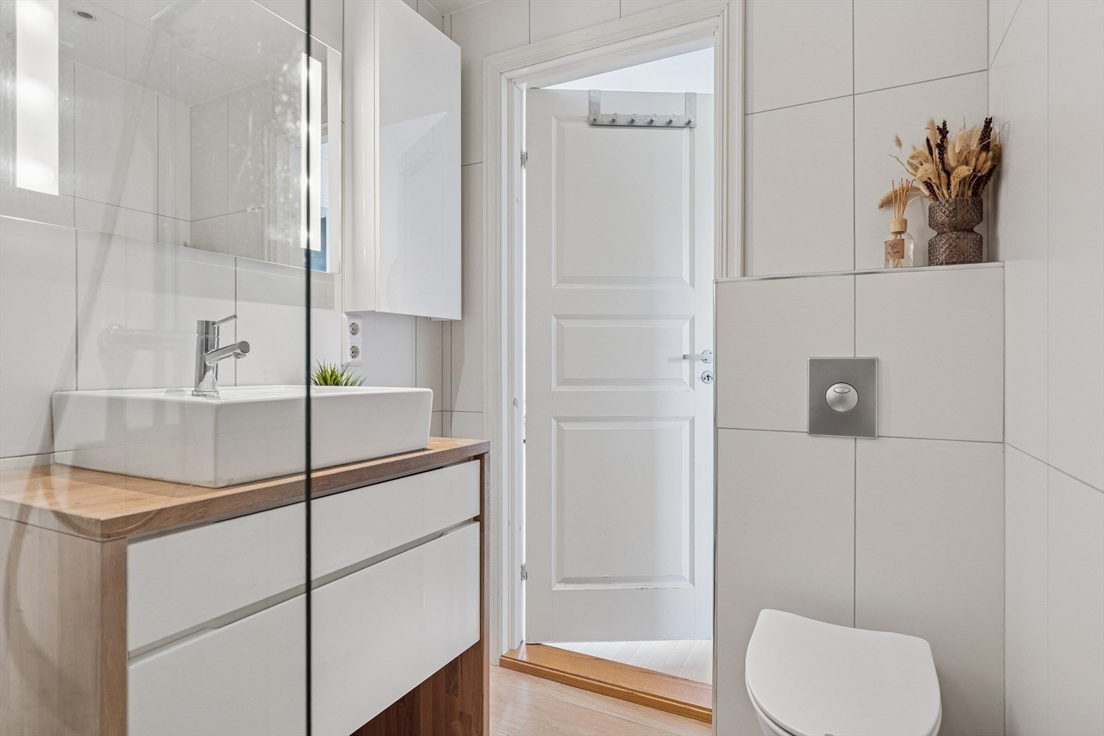 Rommet har servant, veggmontert toalett og dusjvegger/hjørne. Naturlig ventilering. Galleribilde