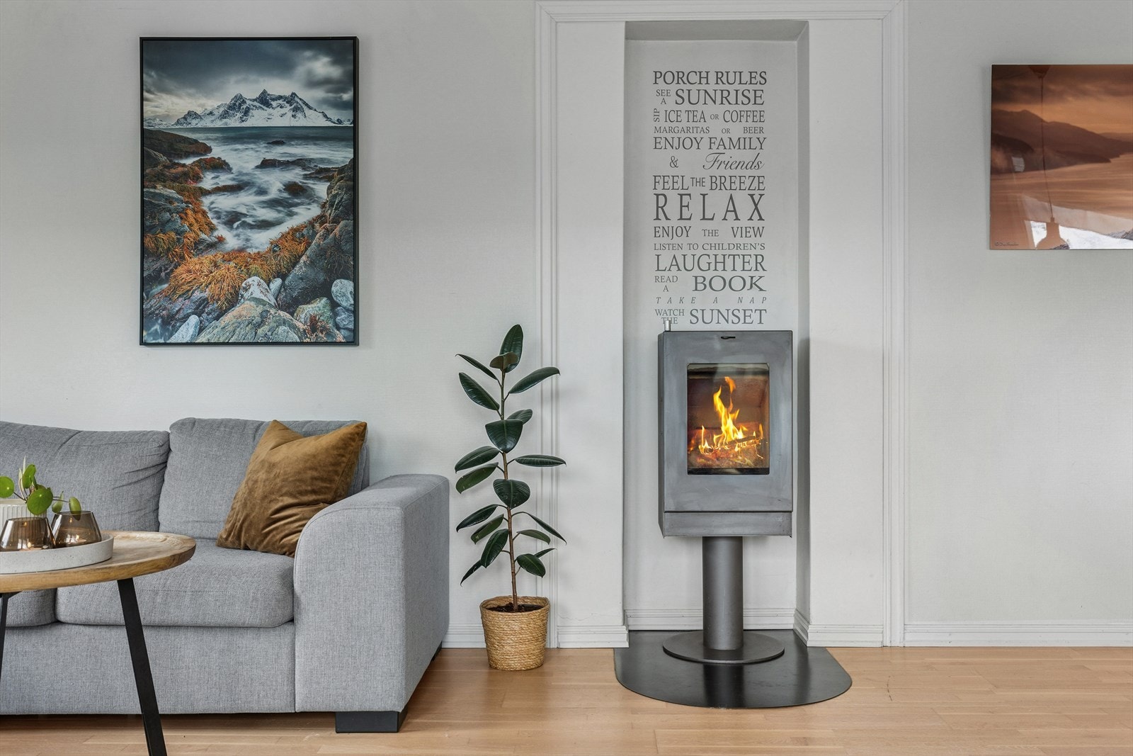 Lun peisovn. Legg merke til den dekorative og stemningsskapende detaljen; påminnelsen om å nyte livets enkle gleder! Galleribilde