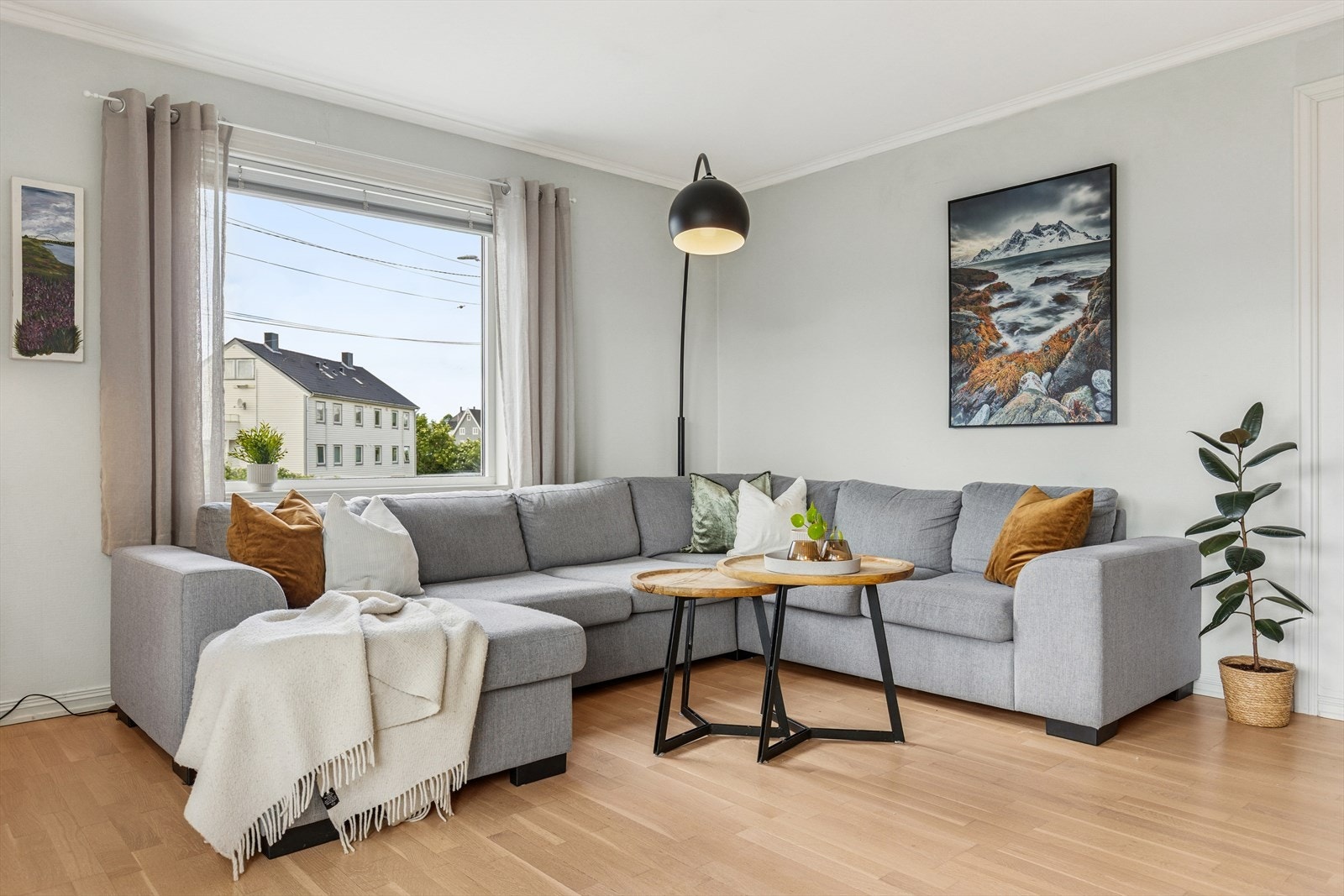 God plass til sofagruppe og tv-møblement. Galleribilde