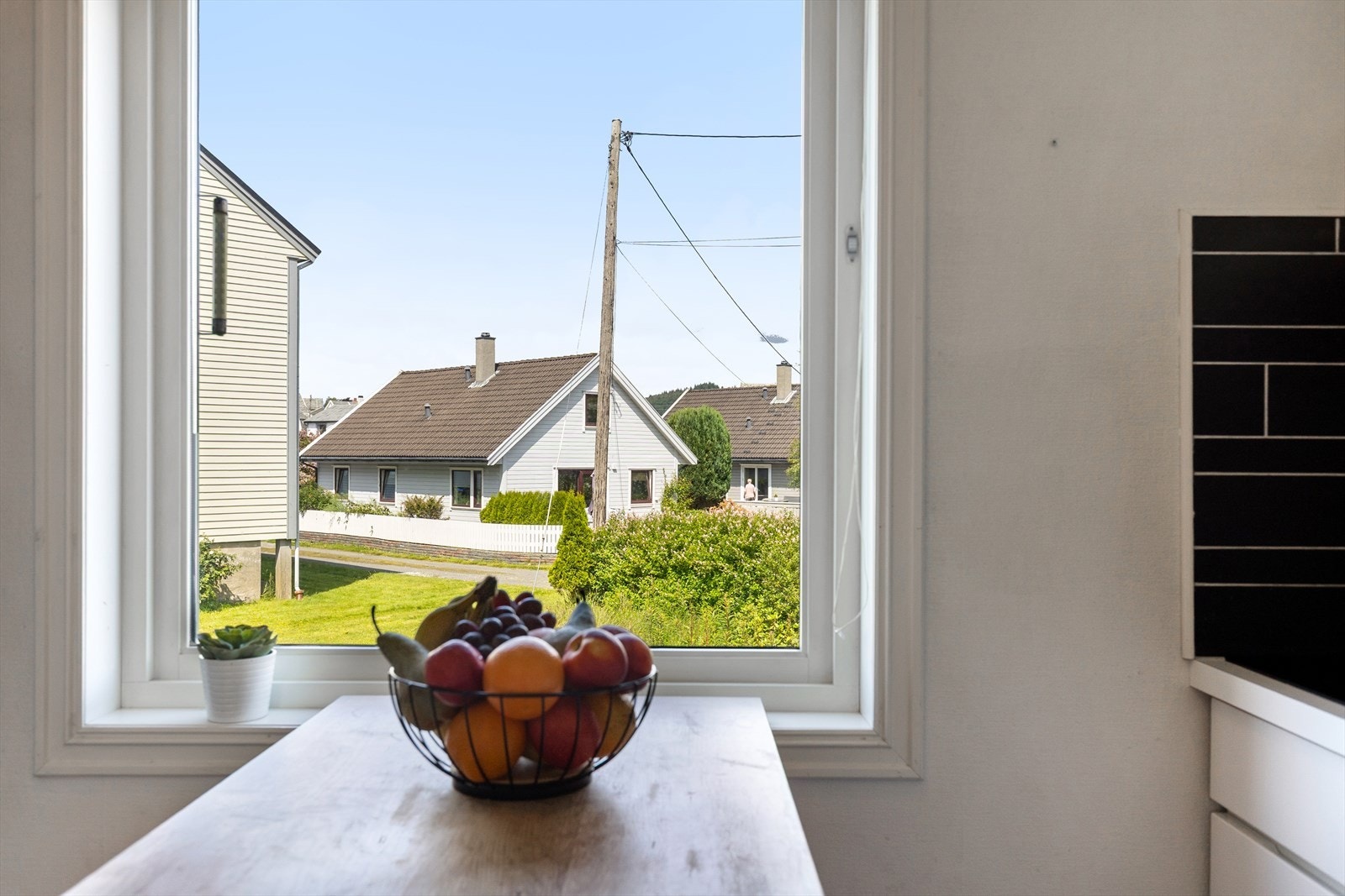 Praktisk, liten spiseplass ved vinduet - Her inviteres det til en rolig kopp med morgenkaffe - Eller en rask matbit til folk på farten. Det rause vinduet gir godt med lysinnslipp! Galleribilde