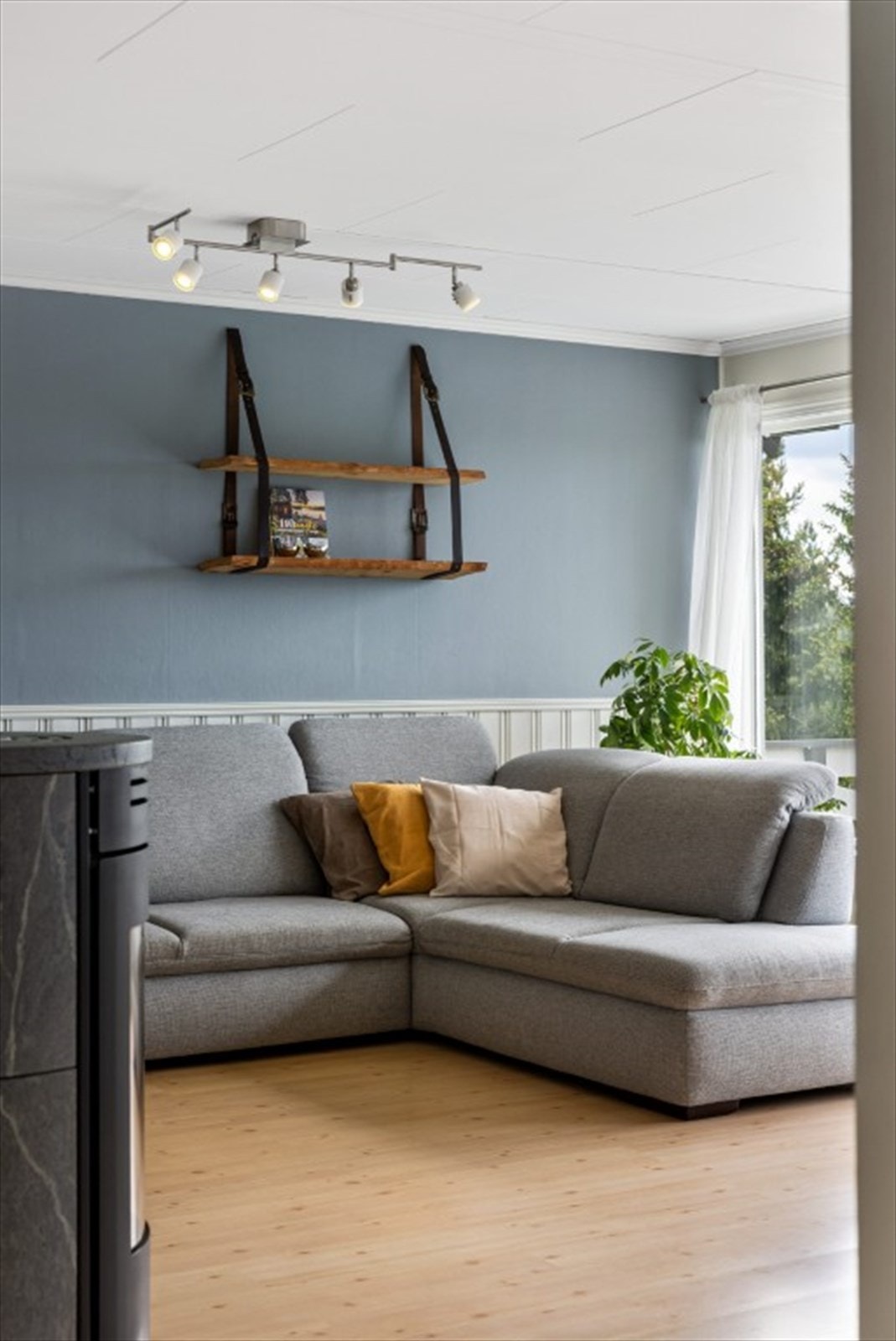 Stuedelen er preget av harmoniske farger og dempet belysning for et rolig innemiljø. Galleribilde