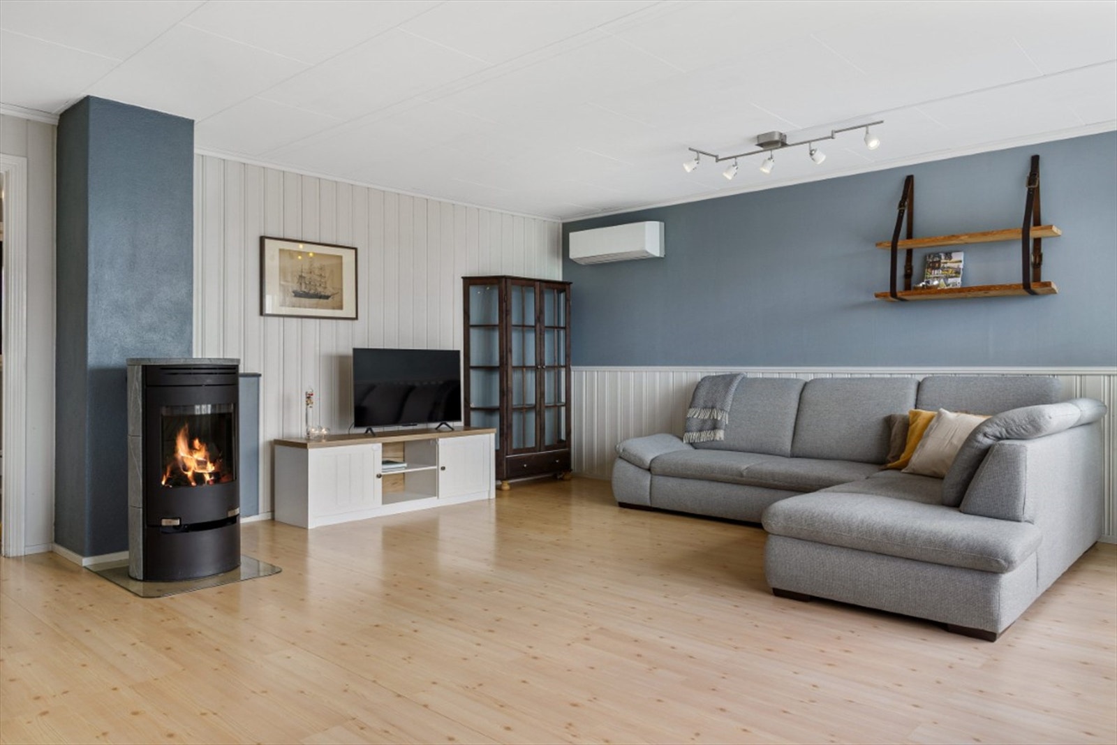 Stuen har ildsted og varmepumpe - optimale forhold for hyggelige innendørsstunder. Galleribilde