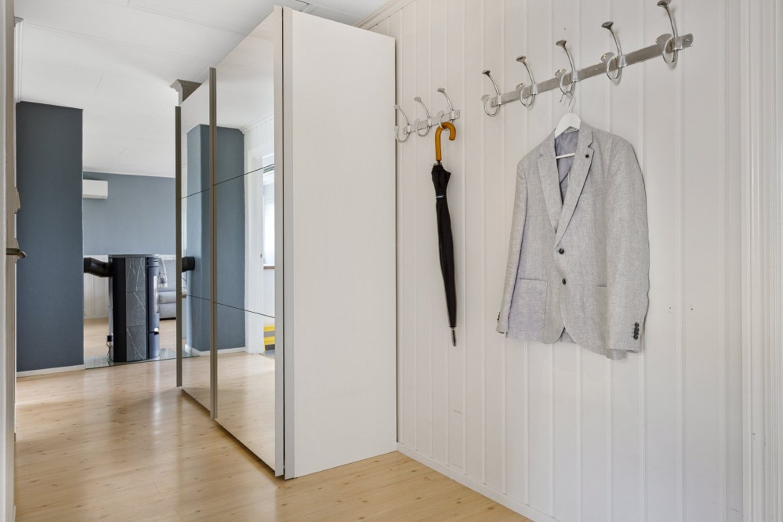 Entréen fungerer som et sentralt knutepunkt med direkte tilgang til stue og kjøkken. Galleribilde