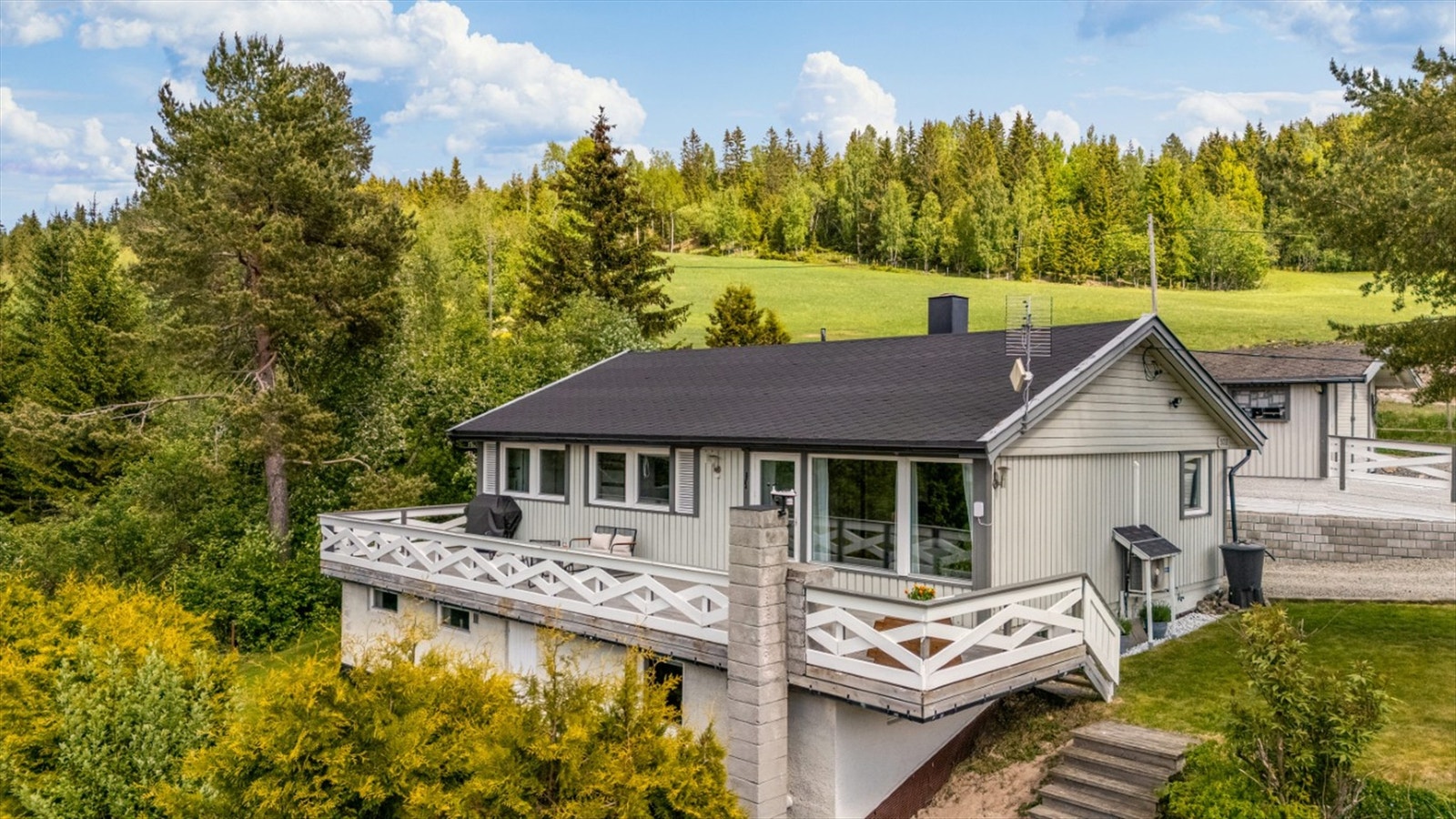 Solrik vestvendt terrasse i treverk - perfekt for lange sommerkvelder. Galleribilde