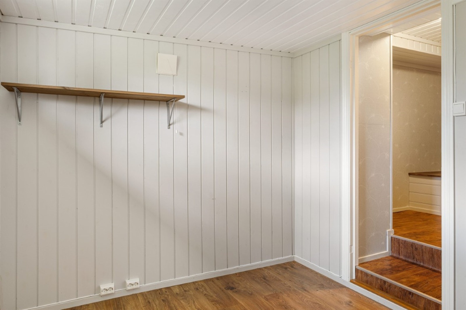 Underetasjen har lagringsmuligheter og enkel tilgang til bod og bad/vaskerom. Galleribilde