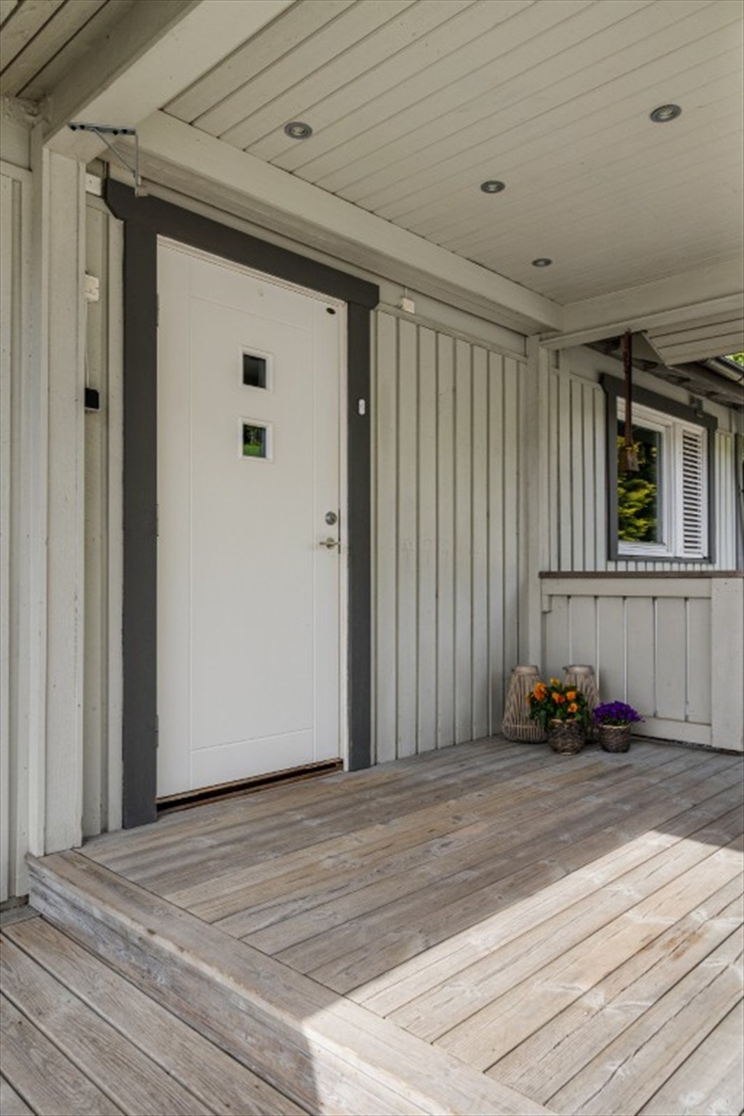 Overbygd inngangsparti gir ly for vær og vind og ønsker deg velkommen inn! Galleribilde