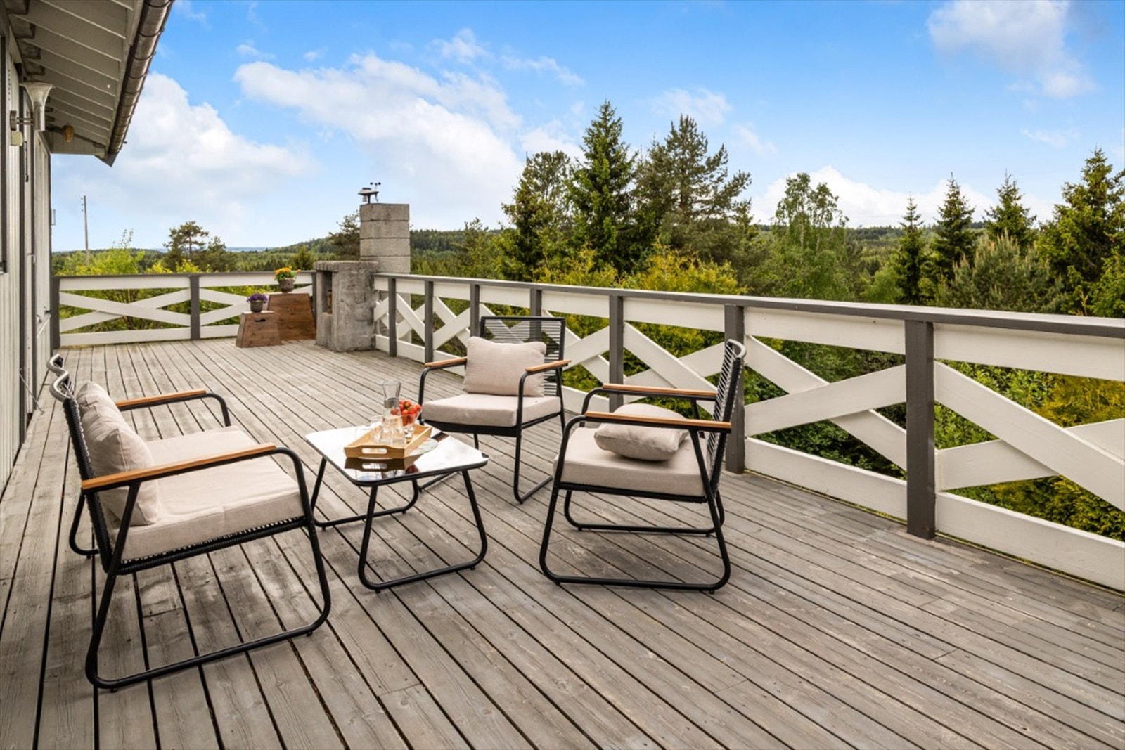 Terrassen på vestsiden gir rom for utemøbler og hyggelige samlinger i grønne omgivelser. Galleribilde