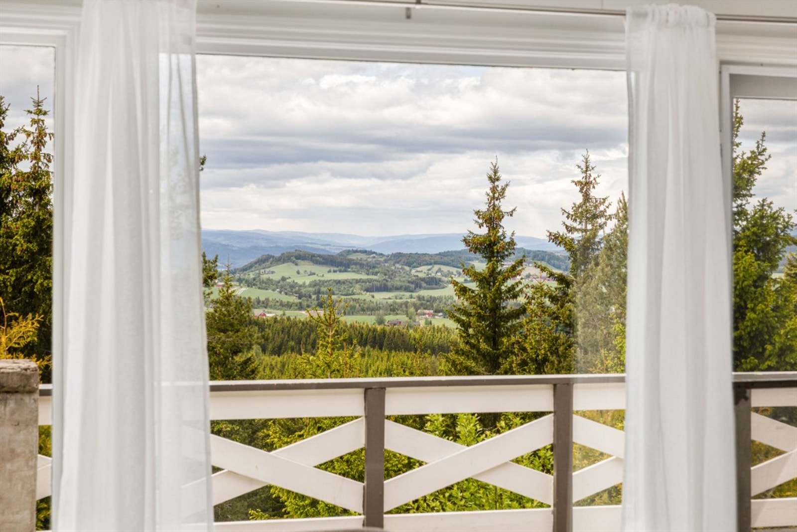 Vakker utsikt fra stuen og fra terrassen Galleribilde
