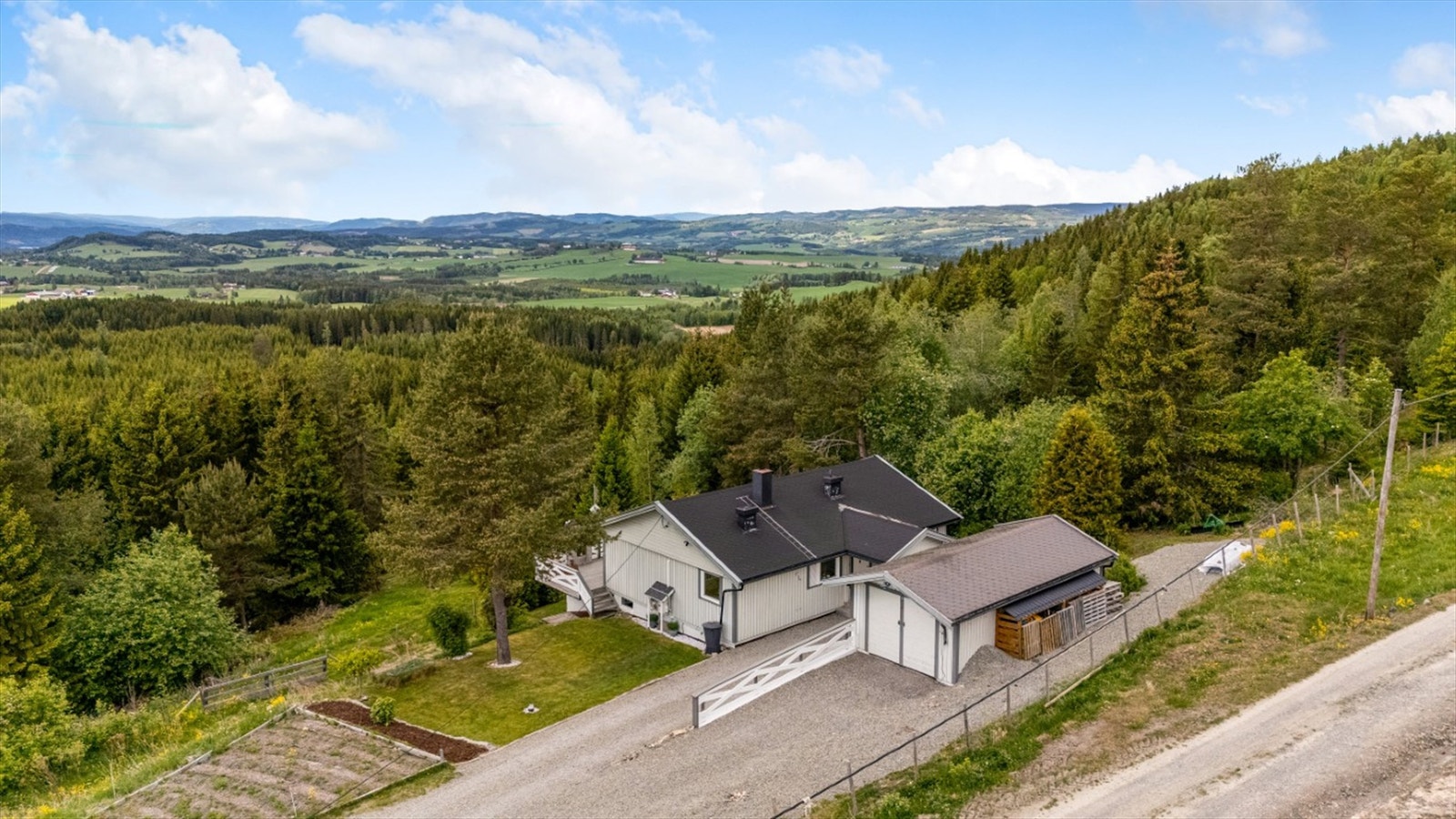 Landlig og rolig område med vakker utsikt over nærområdet Galleribilde