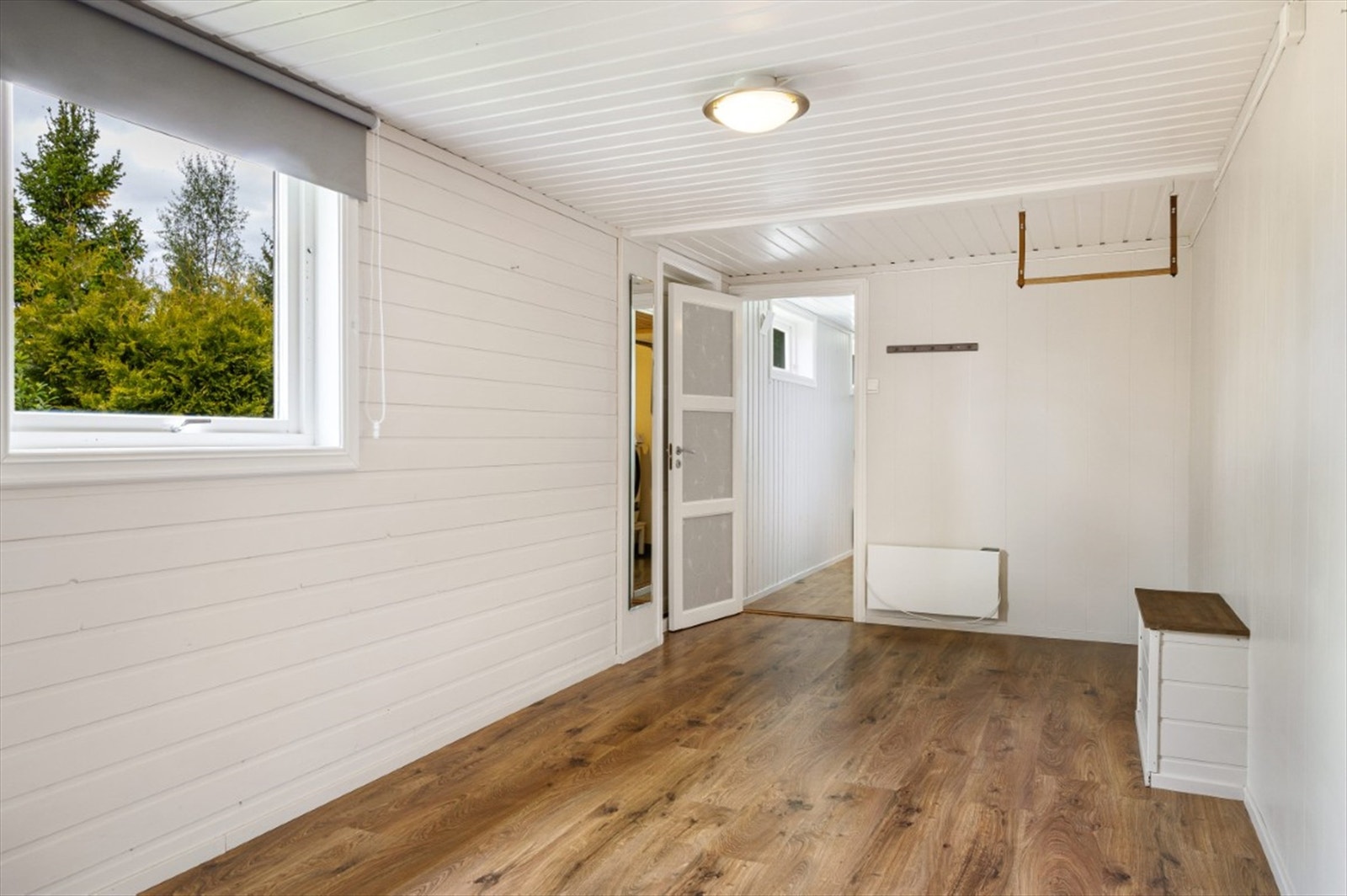 Kjellerstuen gir fleksible bruksområder som ekstra TV-stue eller ungdomsrom. Rommet er ikke omsøkt og er ikke godkjent til varig opphold Galleribilde